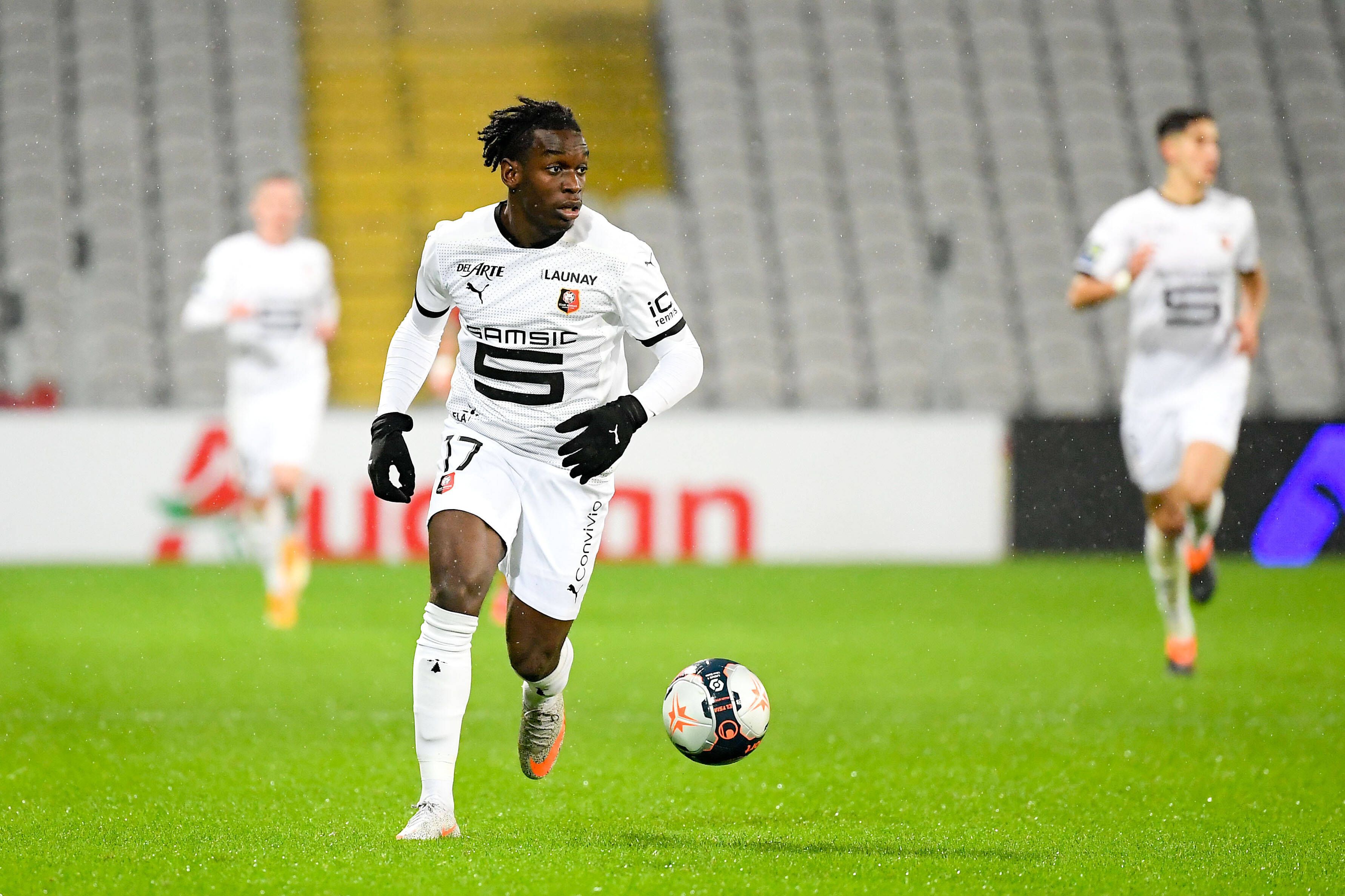Faitout Maouassa von Stade Rennes kontrolliert den Ball im Spiel gegen RC Lens am 6. Februar 2021 in der Ligue 1.