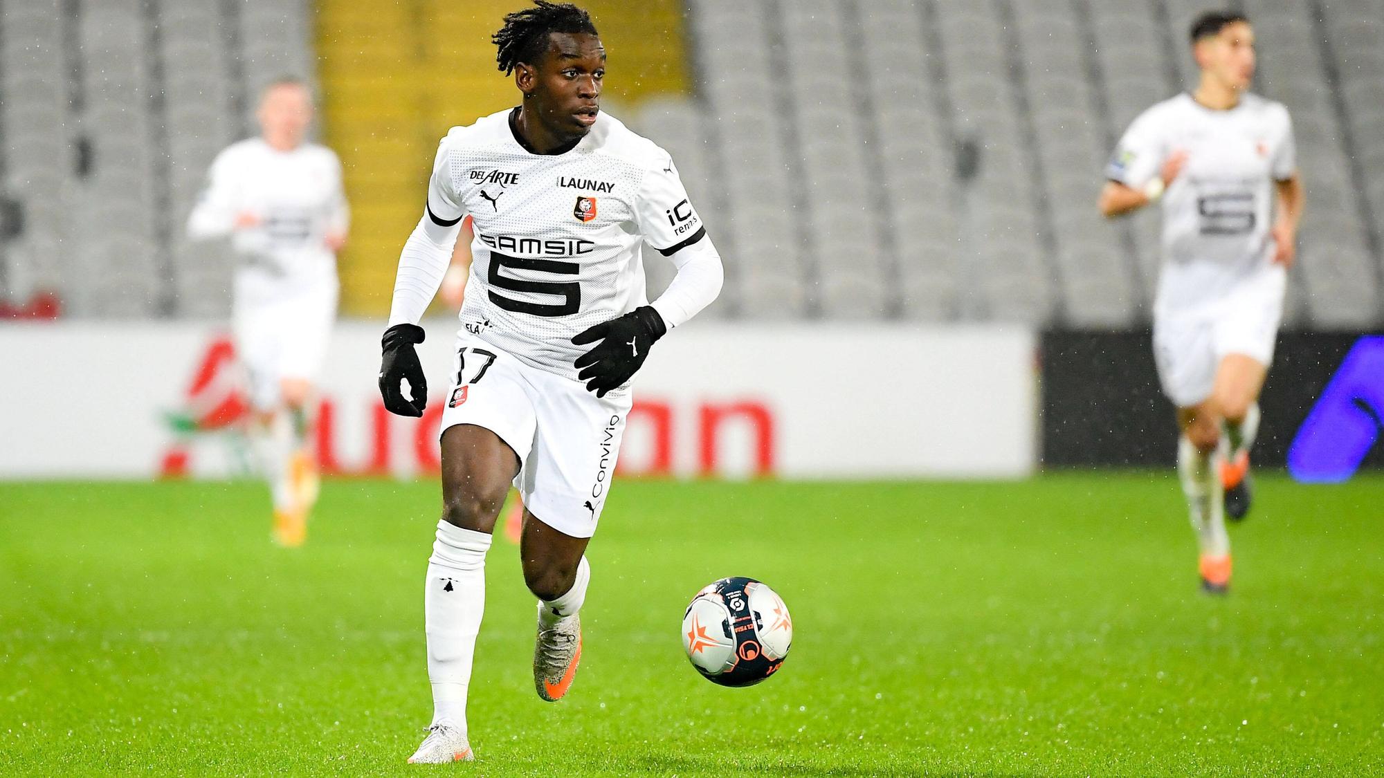 Faitout Maouassa von Stade Rennes kontrolliert den Ball im Spiel gegen RC Lens am 6. Februar 2021 in der Ligue 1.