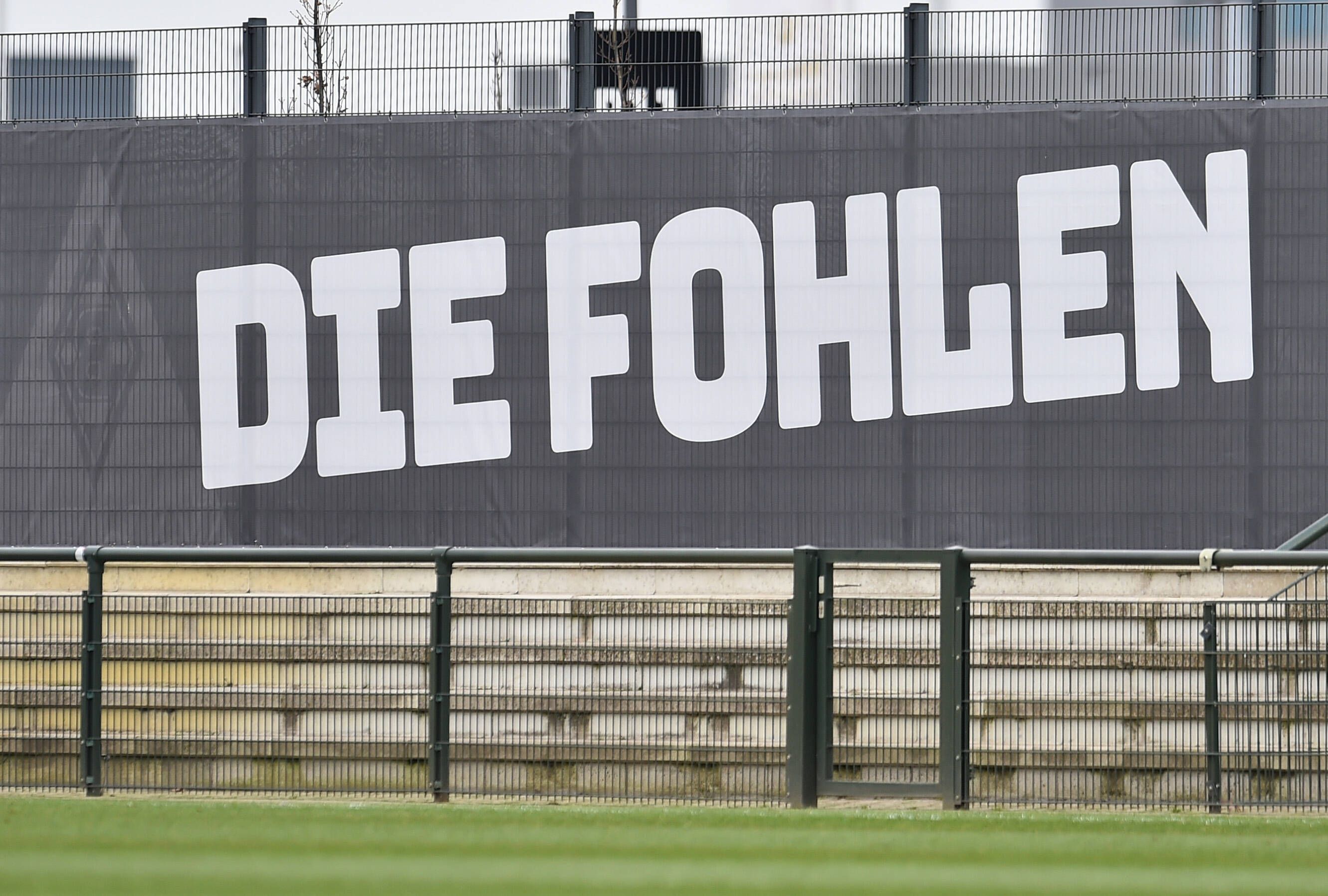 Zu sehen ist eine Bande mit Aufschrift „Die Fohlen“ am Fohlenplatz im Borussia-Park.