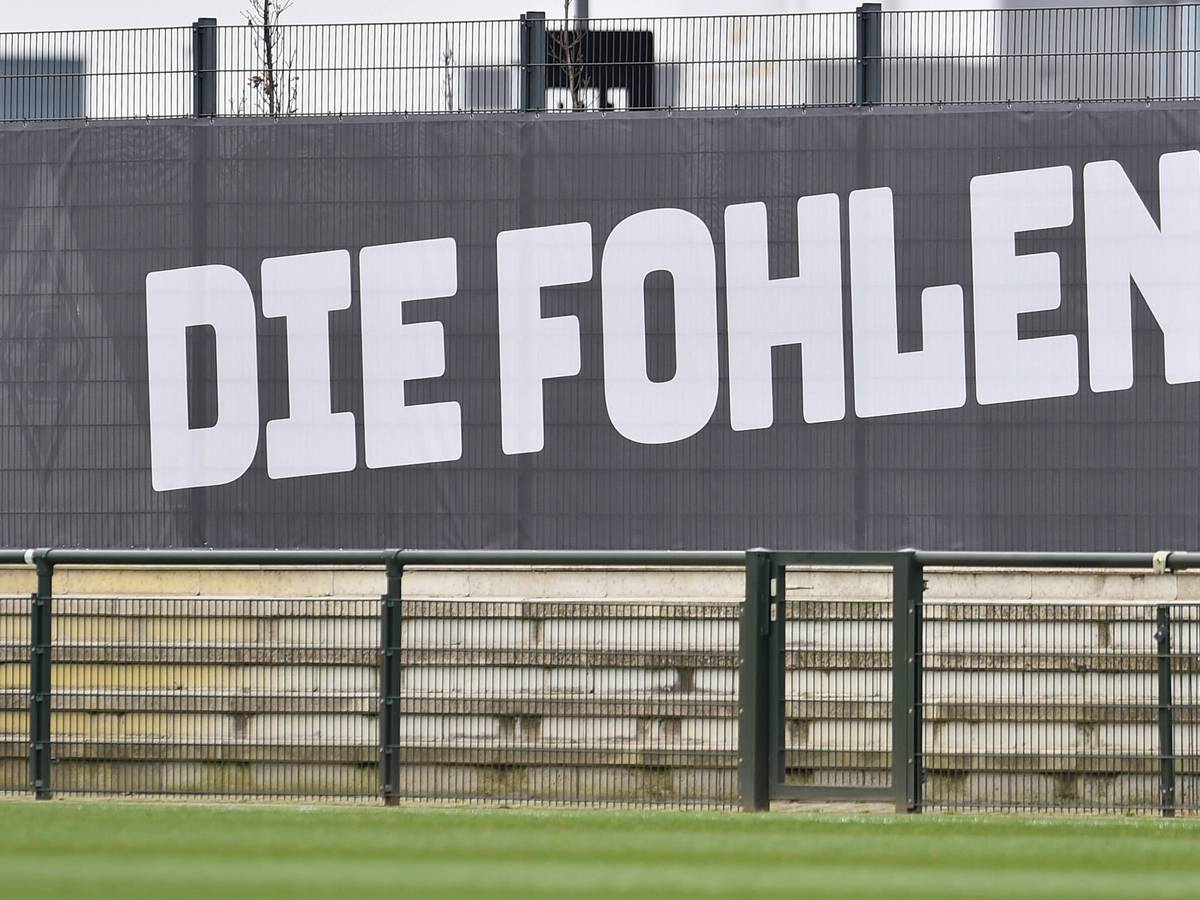 Zu sehen ist eine Bande mit Aufschrift „Die Fohlen“ am Fohlenplatz im Borussia-Park.