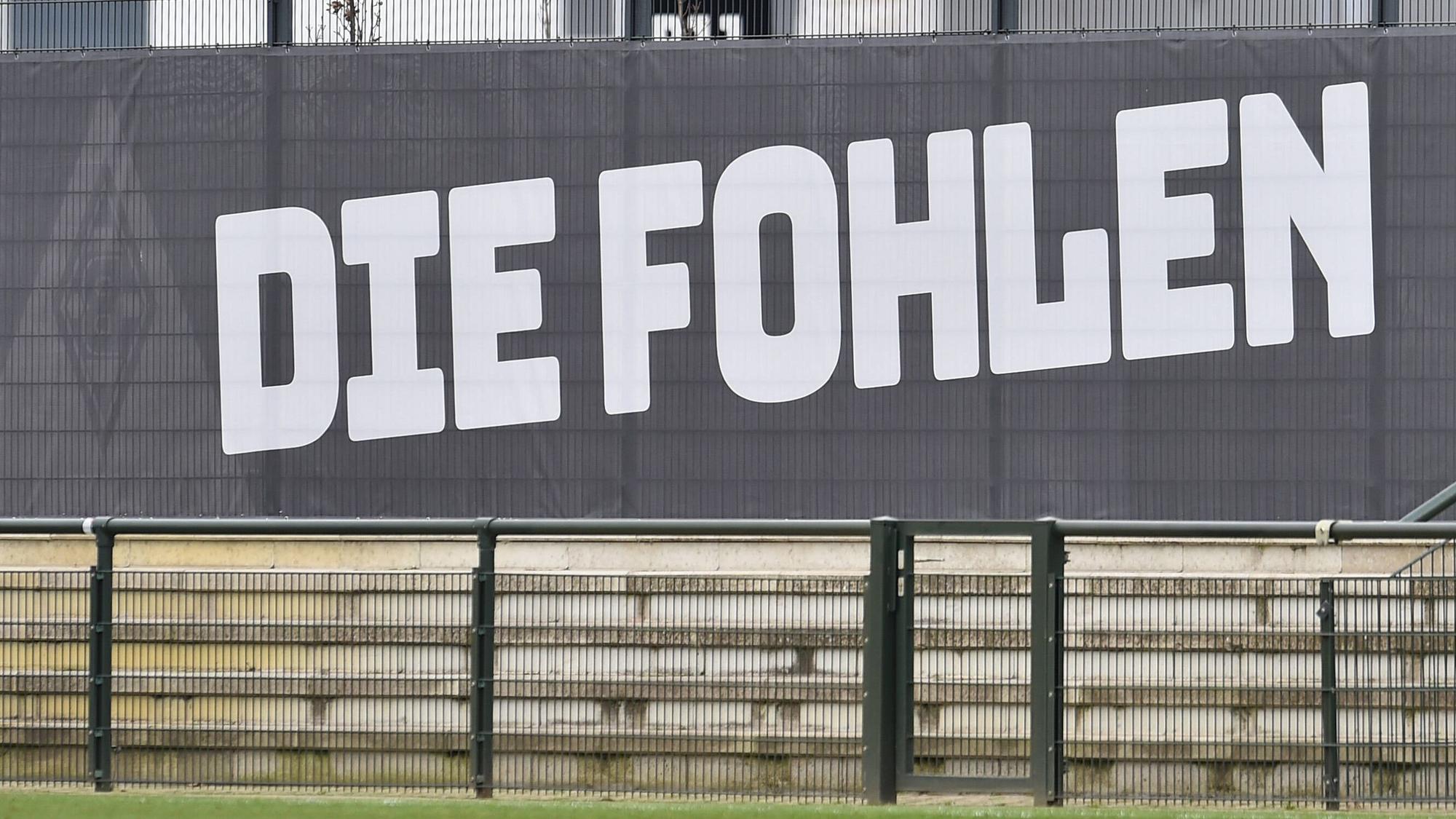 Zu sehen ist eine Bande mit Aufschrift „Die Fohlen“ am Fohlenplatz im Borussia-Park.