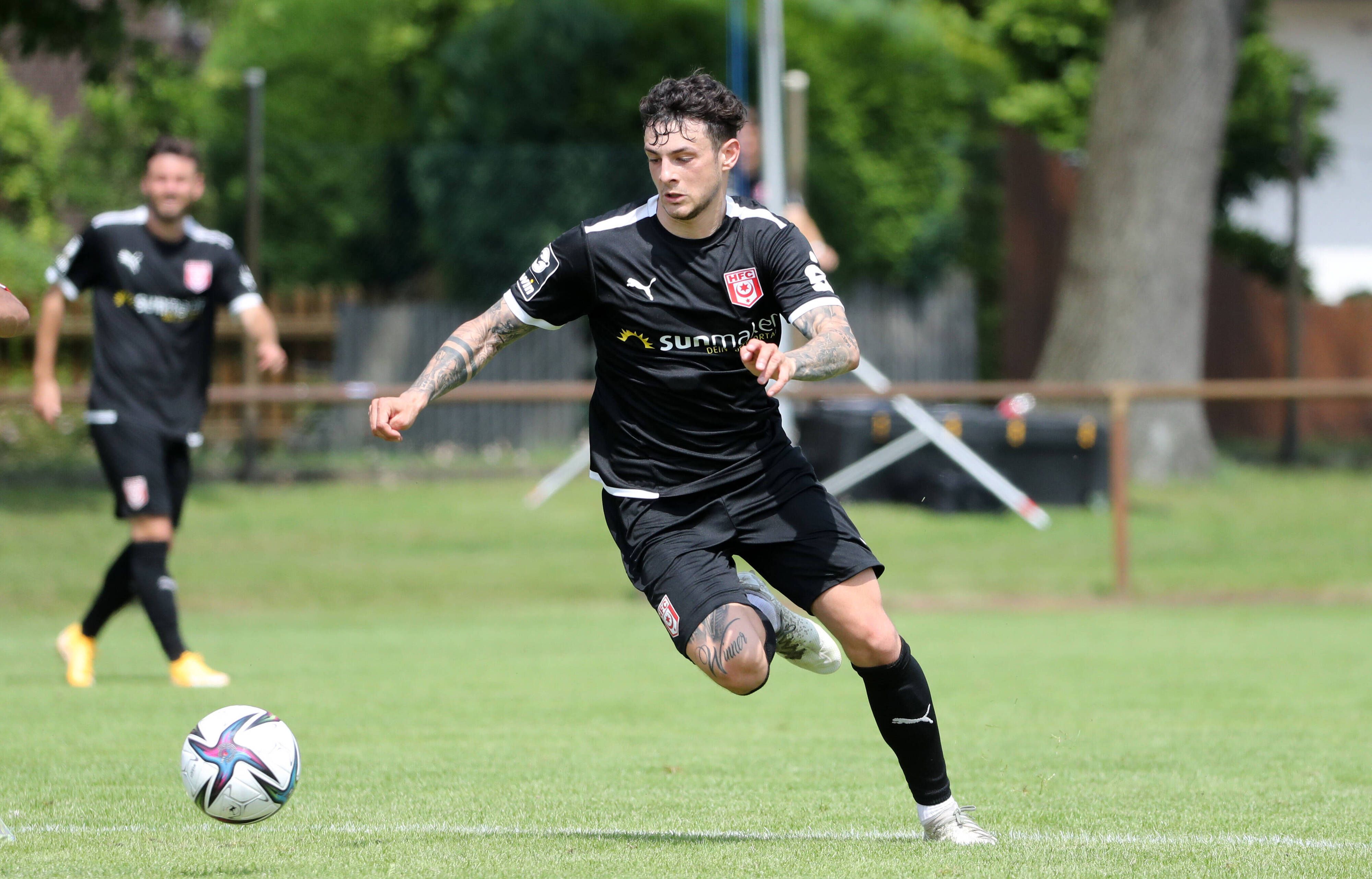 Ex-Gladbacher Aaron Herzog  in einem Testspiel zwischen dem Hallescher FC und Berliner AK am am 10.07.2021 am Ball.