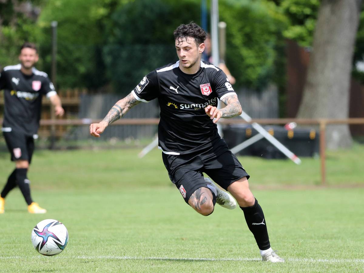 Ex-Gladbacher Aaron Herzog in einem Testspiel zwischen dem Hallescher FC und Berliner AK am am 10.07.2021 am Ball.