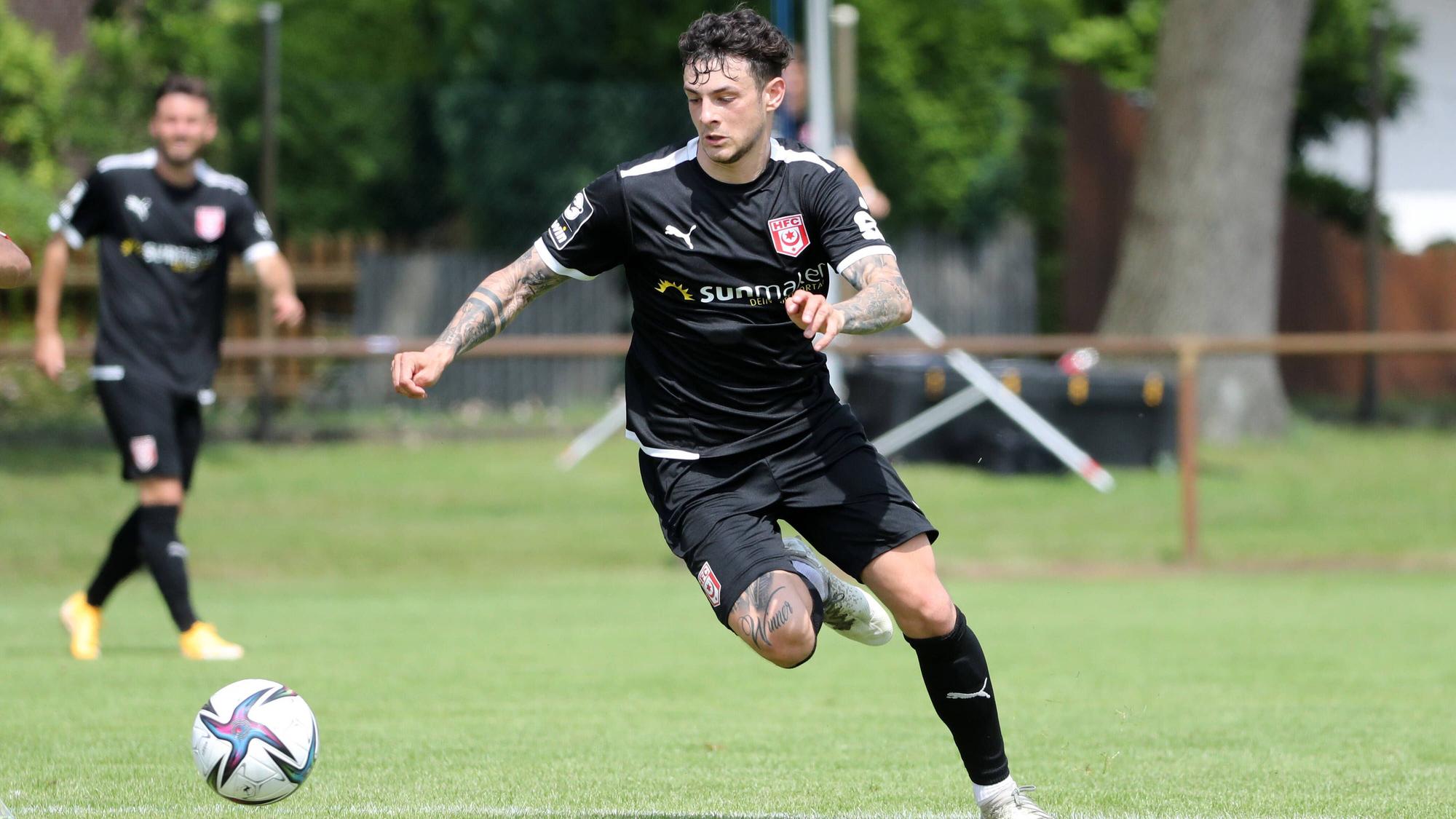 Ex-Gladbacher Aaron Herzog in einem Testspiel zwischen dem Hallescher FC und Berliner AK am am 10.07.2021 am Ball.
