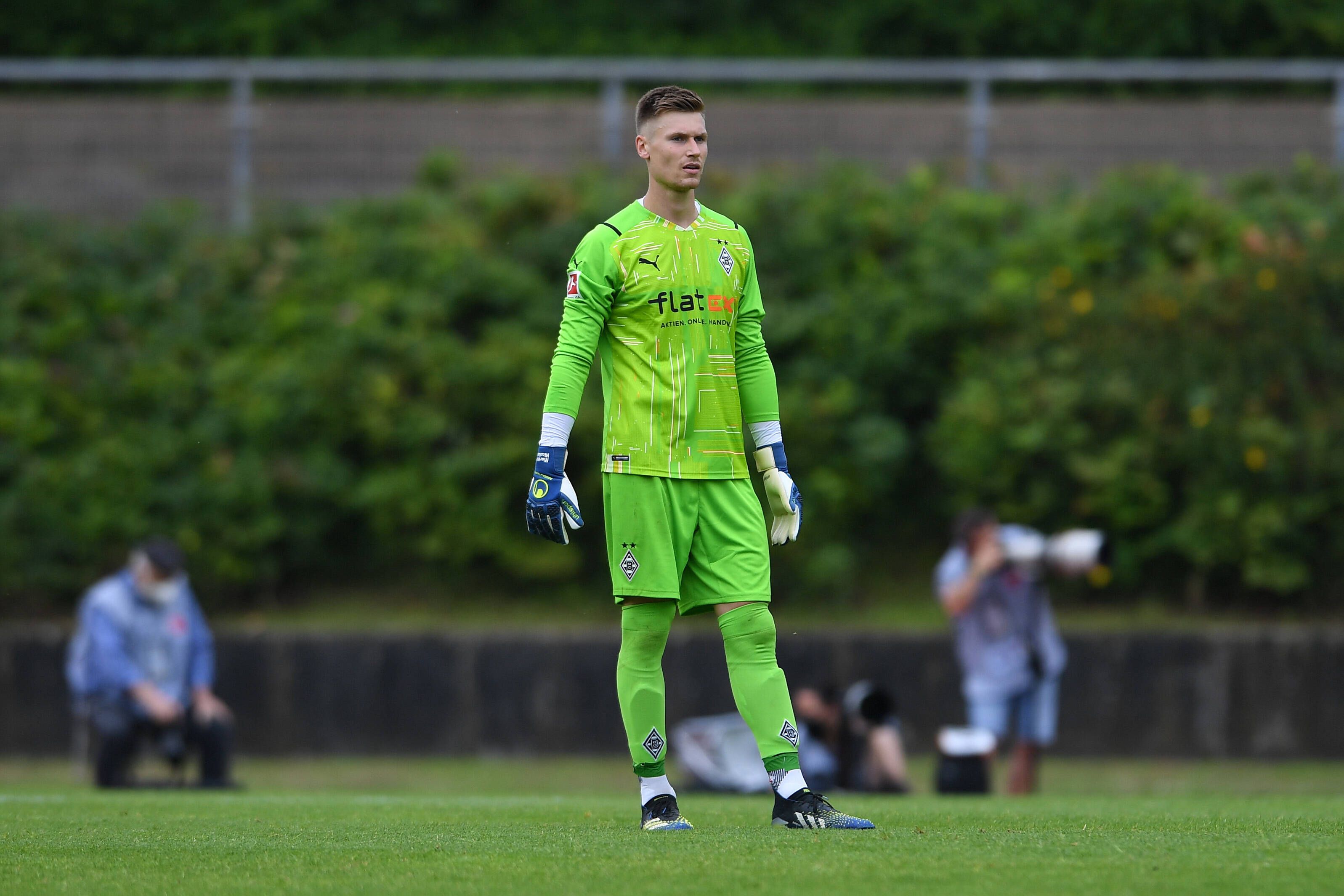 Moritz Nicolas steht im grünen Torwart-Trikot auf dem Platz beim Testspiel der Gladbacher gegen Viktoria Köln am 10. Juli.