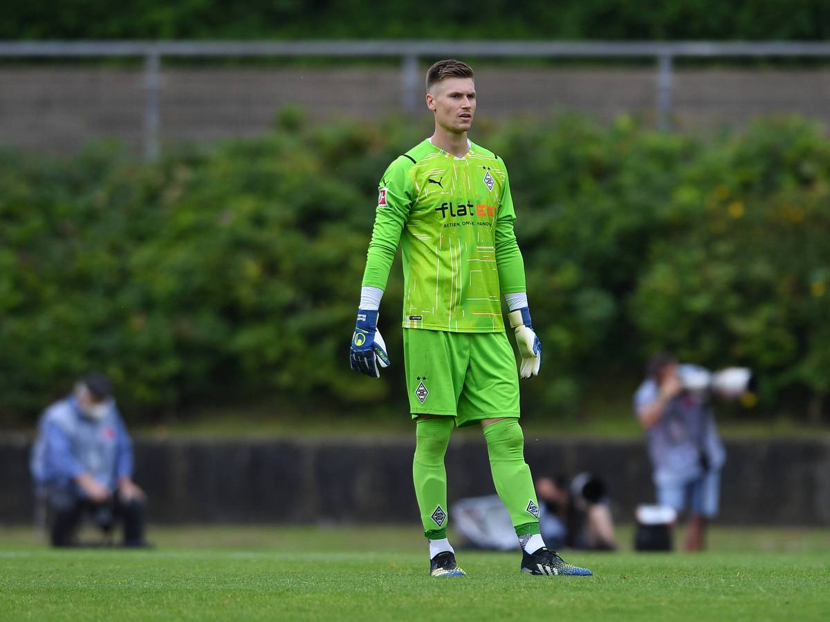 Moritz Nicolas steht im grünen Torwart-Trikot auf dem Platz beim Testspiel der Gladbacher gegen Viktoria Köln am 10. Juli.