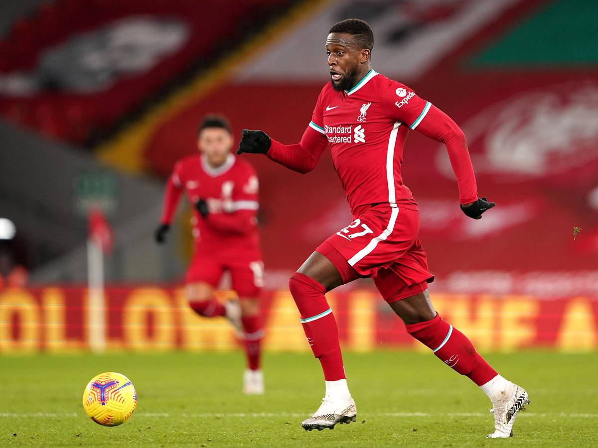 Divock Origi sprintet im Liverpool-Trikot über den Platz.