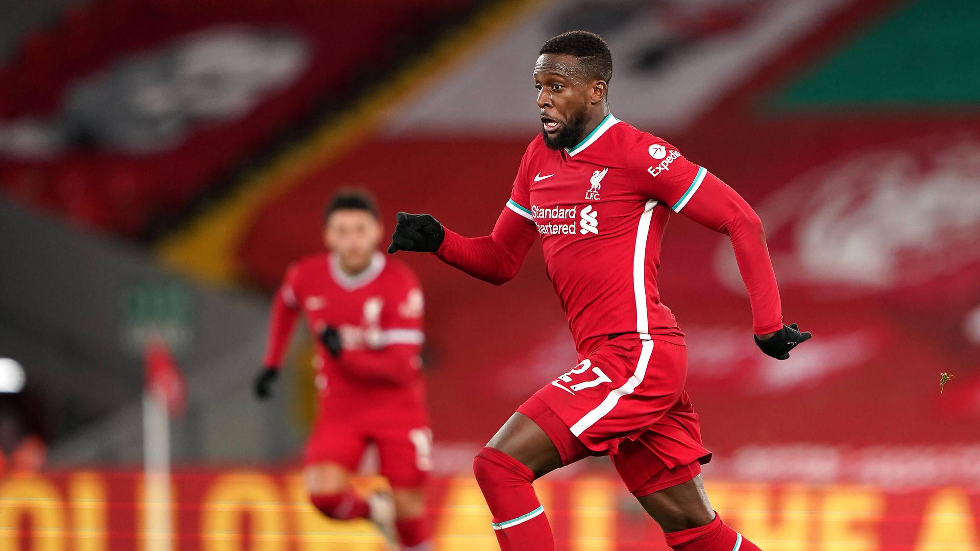 Divock Origi sprintet im Liverpool-Trikot über den Platz.