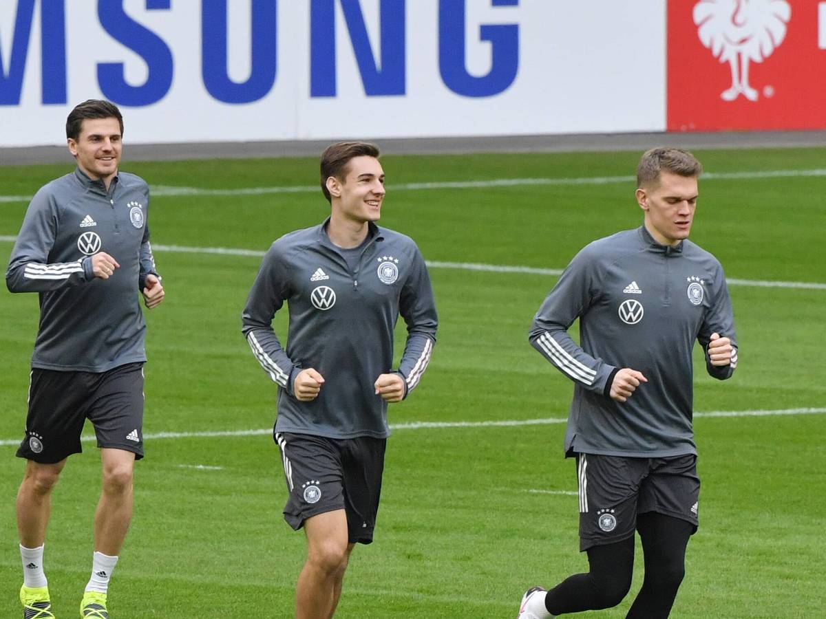 Hofmann, Neuhaus und Ginter laufen im Dress des DFBs über den Fußbalplatz.