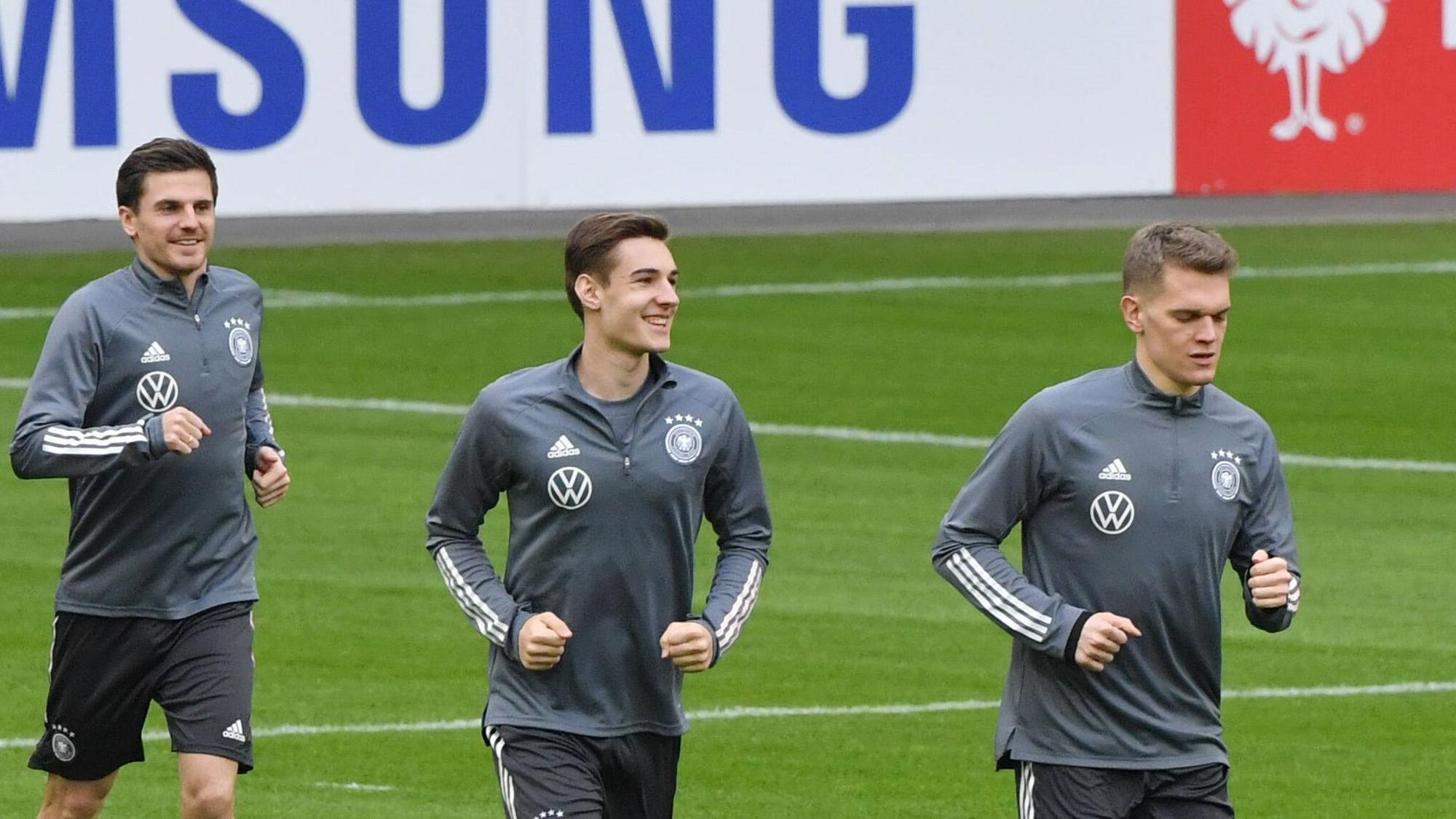 Hofmann, Neuhaus und Ginter laufen im Dress des DFBs über den Fußbalplatz.