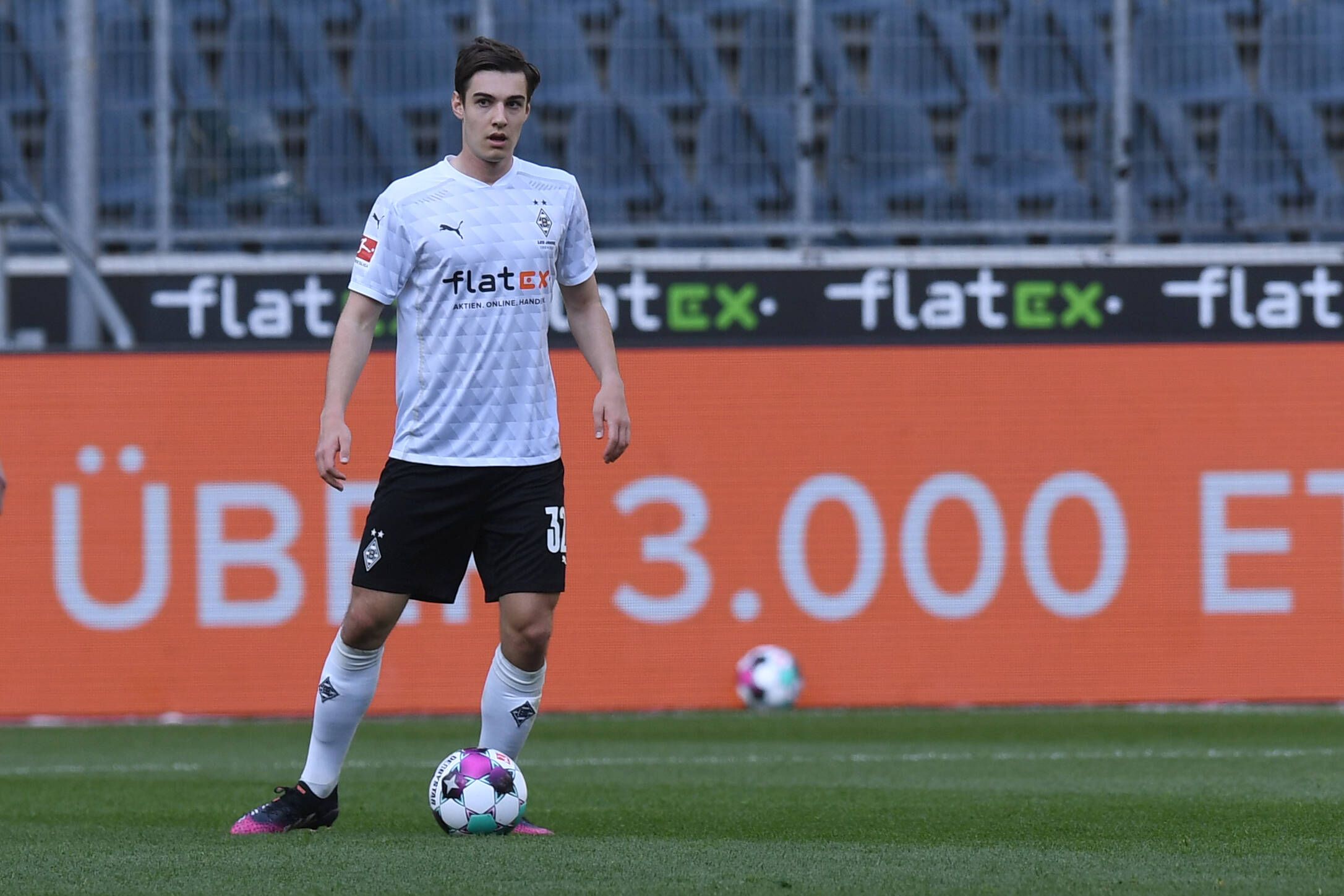 Florian Neuhaus am Ball.