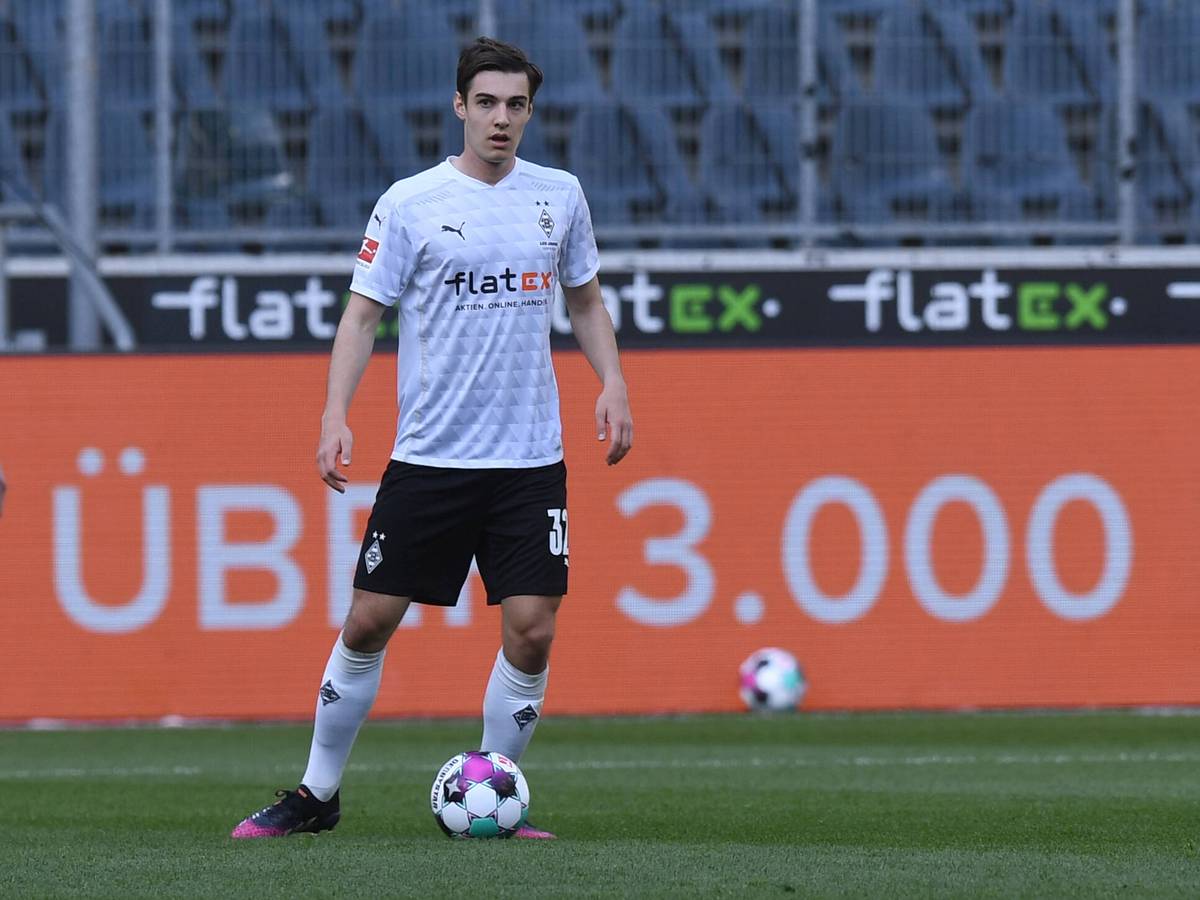 Florian Neuhaus am Ball.
