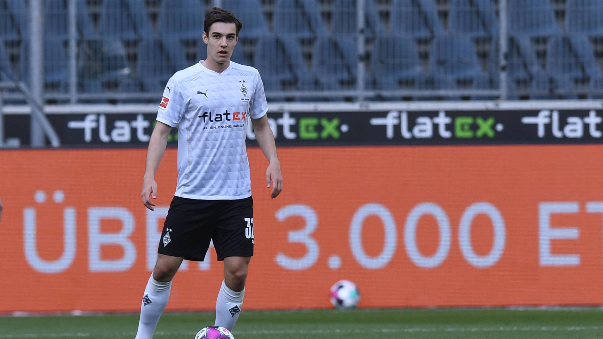 Florian Neuhaus am Ball.