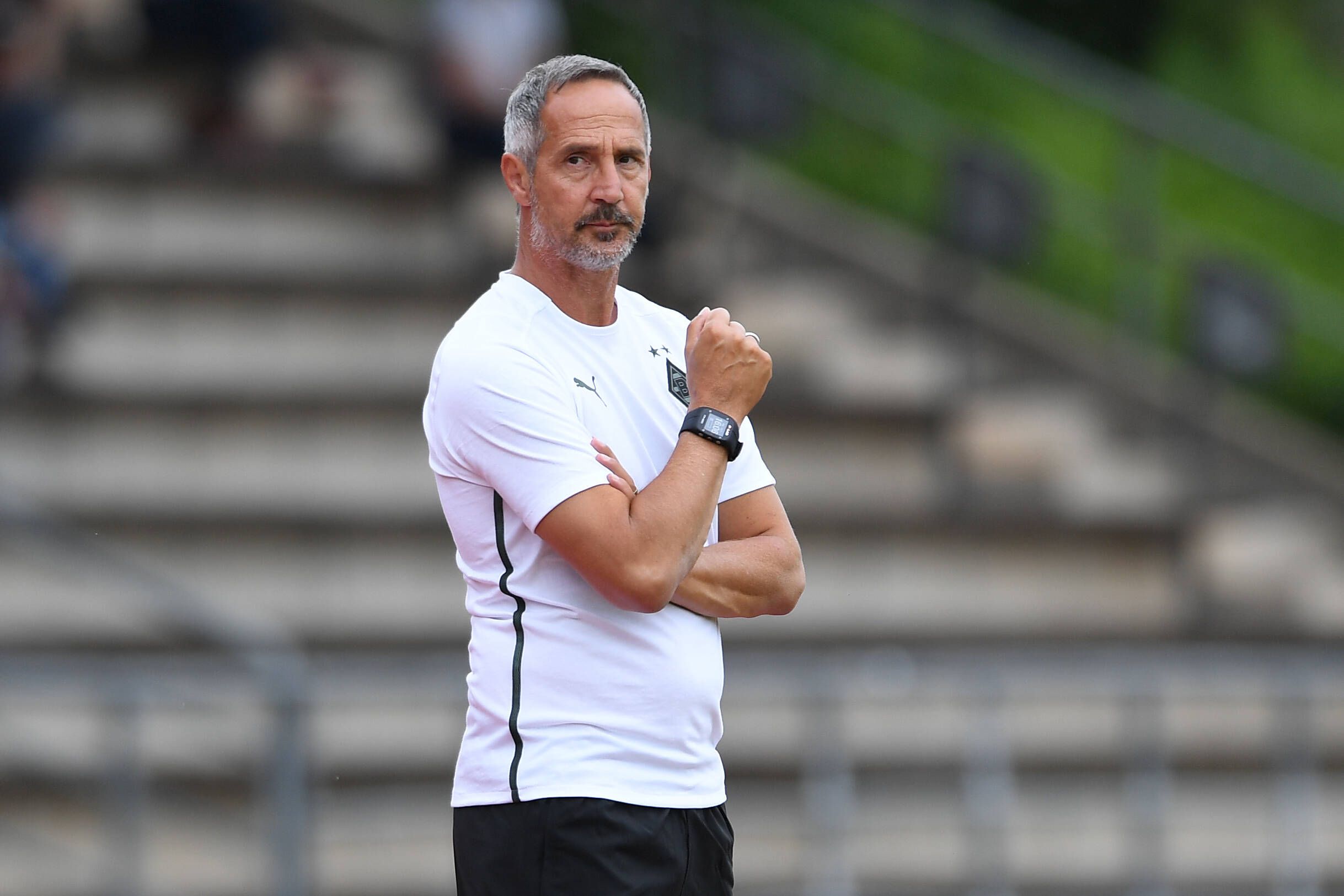 Adi Hütter mit verschränkten Armen im weißen Gladbach Shirt beim Testspiel der Borussen am 10. Juli 2021.
