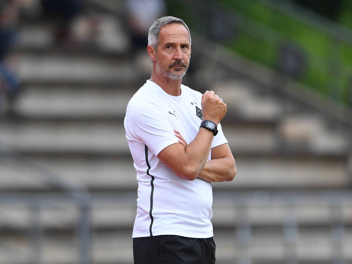 Adi Hütter mit verschränkten Armen im weißen Gladbach Shirt beim Testspiel der Borussen am 10. Juli 2021.