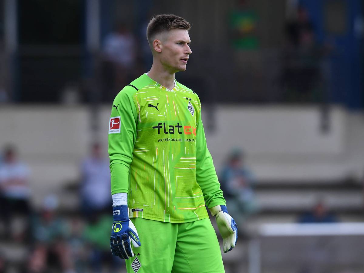 Moritz Nicolas, im neongrünen Torwarttrikot, läuft über den Platz beim Testspiel der Gladbacher gegen seinen Leih-Klub Viktoria Köln am 10. Juli 2021.