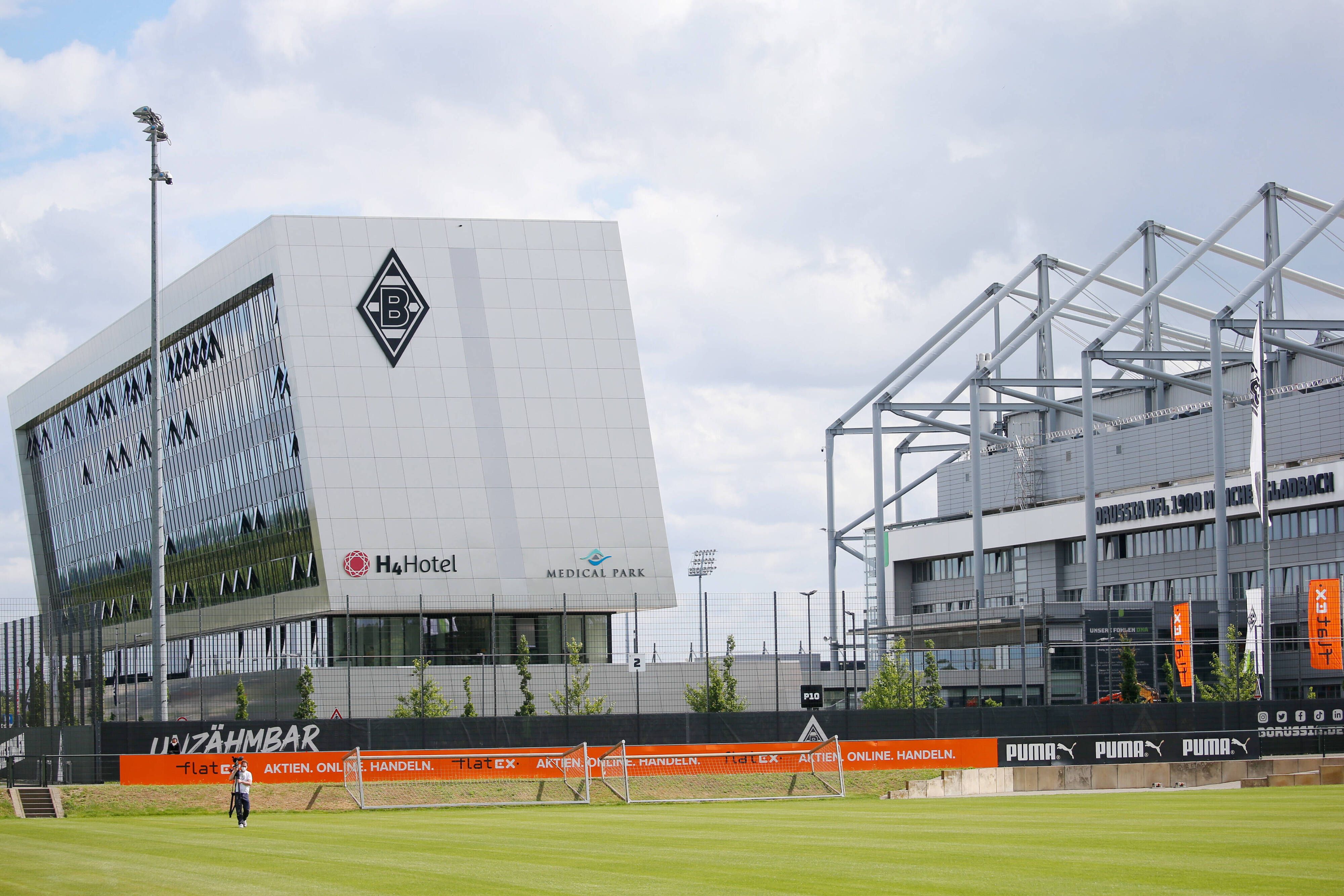 Das Trainingsgelaende mit Blick auf das H4 Hotel und den Borussia Park am 7. Juli 2021.