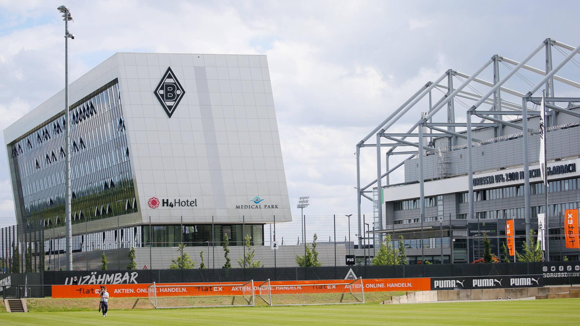 Das Trainingsgelaende mit Blick auf das H4 Hotel und den Borussia Park am 7. Juli 2021.