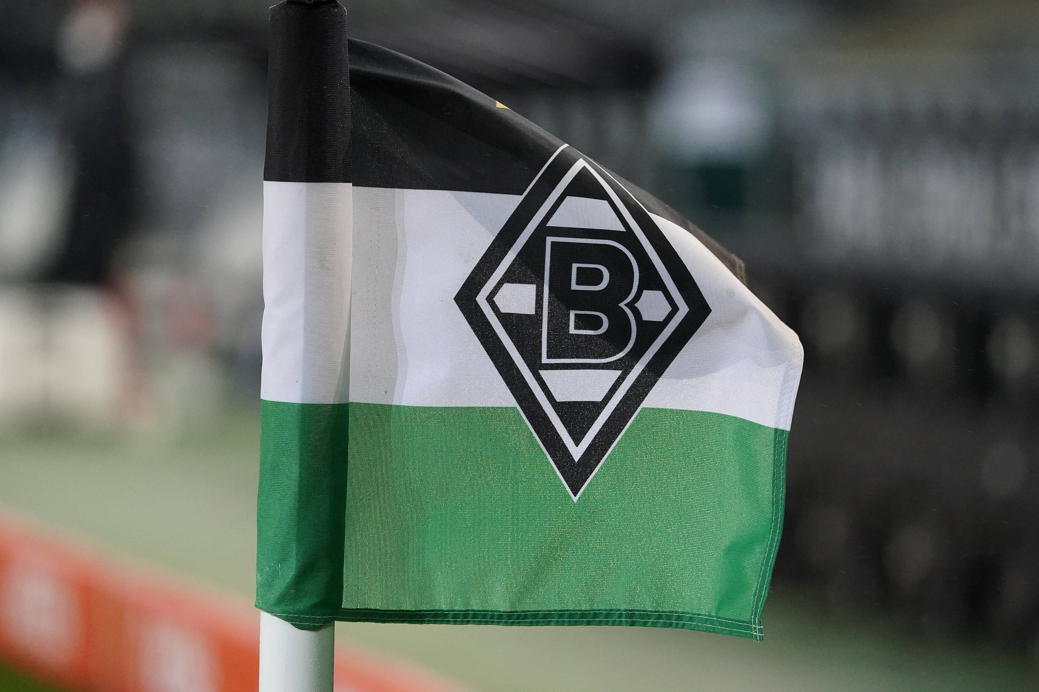 Eine der Eckfahnen im Borussia-Park weht beim Bundesliga-Spiel von Borussia Mönchengladbach gegen Werder Bremen am 19. Januar 2021 im Wind.