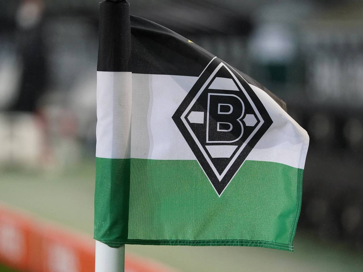 Eine der Eckfahnen im Borussia-Park weht beim Bundesliga-Spiel von Borussia Mönchengladbach gegen Werder Bremen am 19. Januar 2021 im Wind.