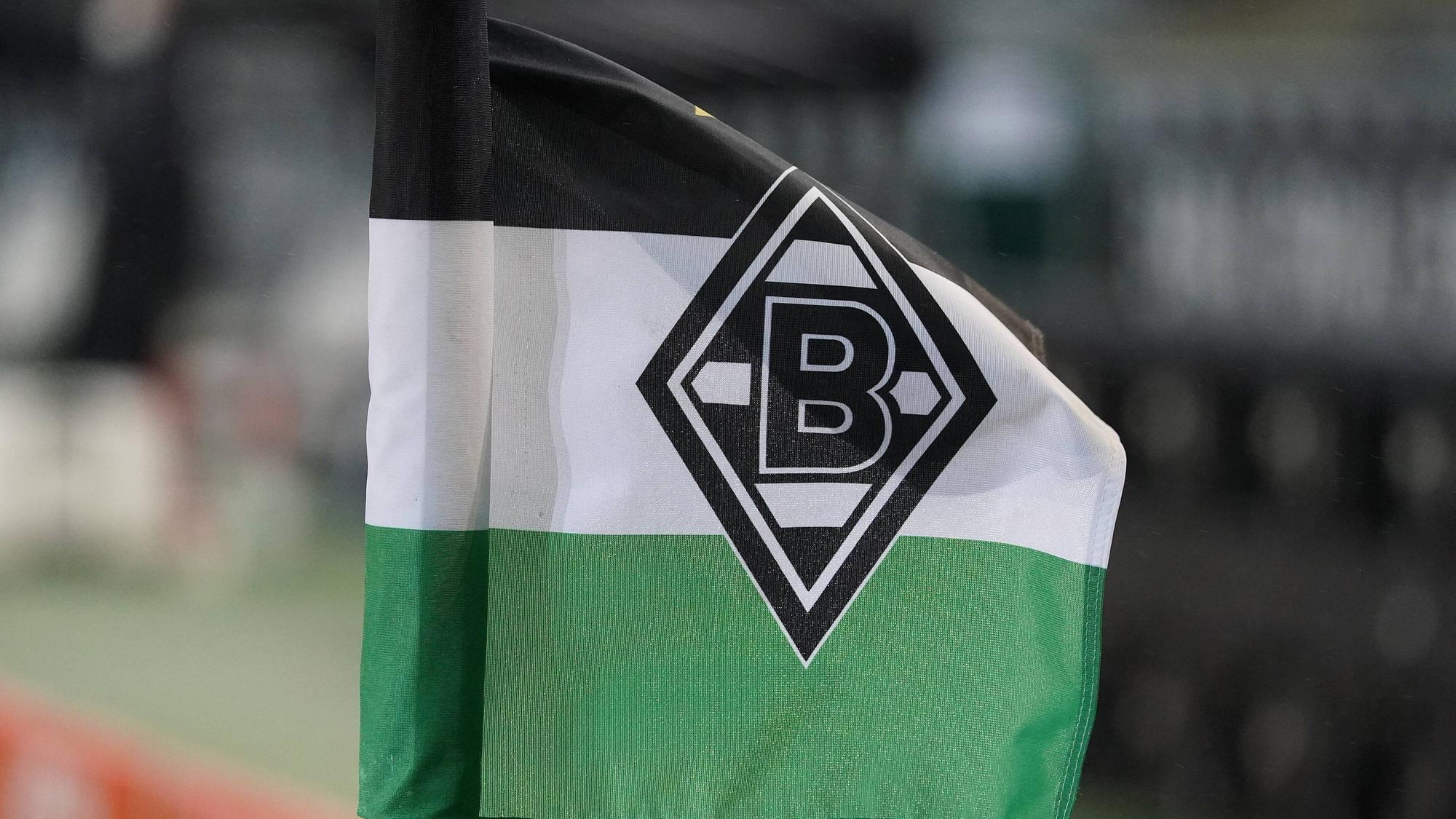 Eine der Eckfahnen im Borussia-Park weht beim Bundesliga-Spiel von Borussia Mönchengladbach gegen Werder Bremen am 19. Januar 2021 im Wind.