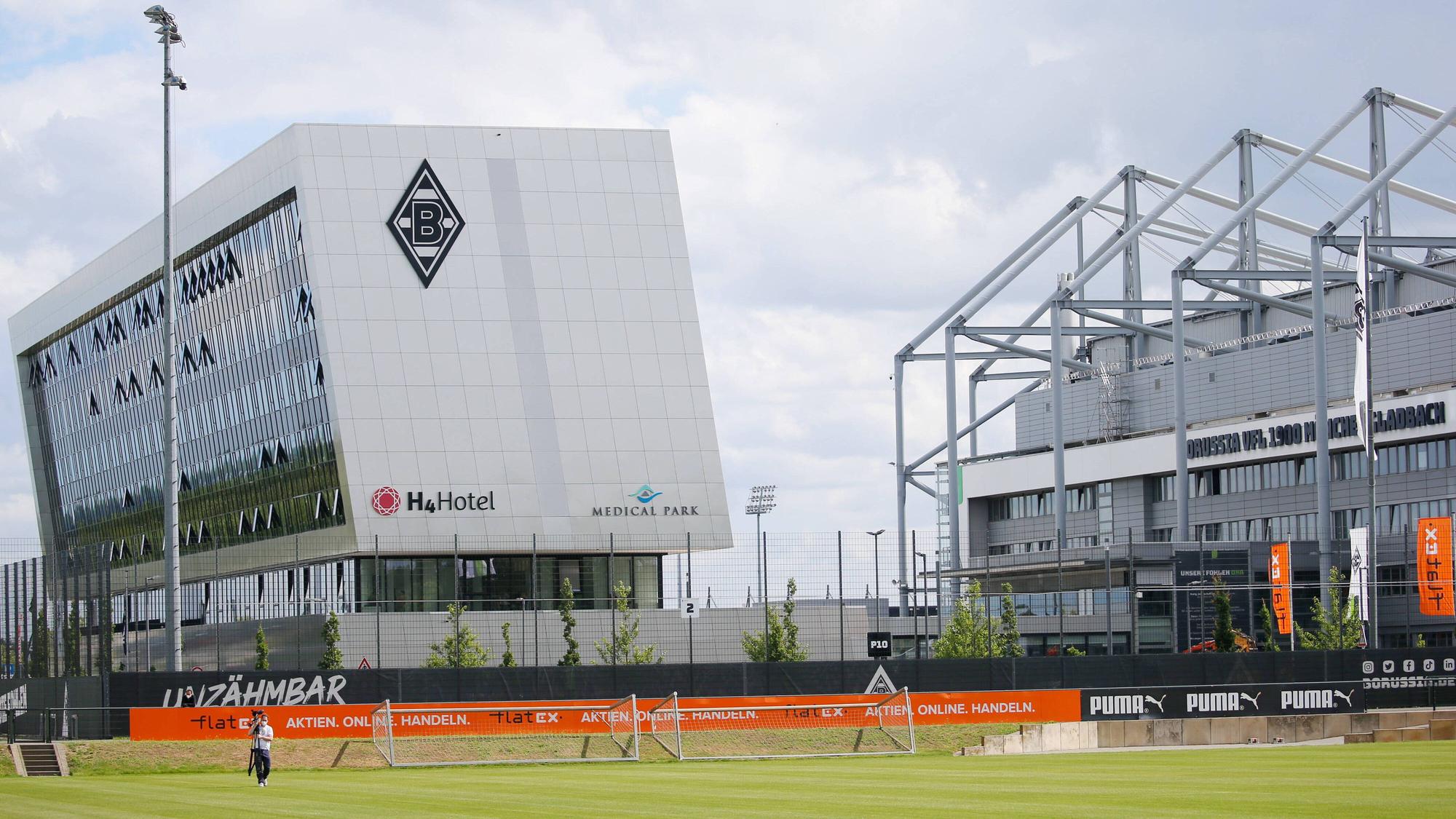Blick vom Trainingsgelände der Gladbach-Profis aus auf das H4-Hotel und das Stadion im Borussia-Park. Die Aufnahme ist am 7. Juli 2021 entstanden.