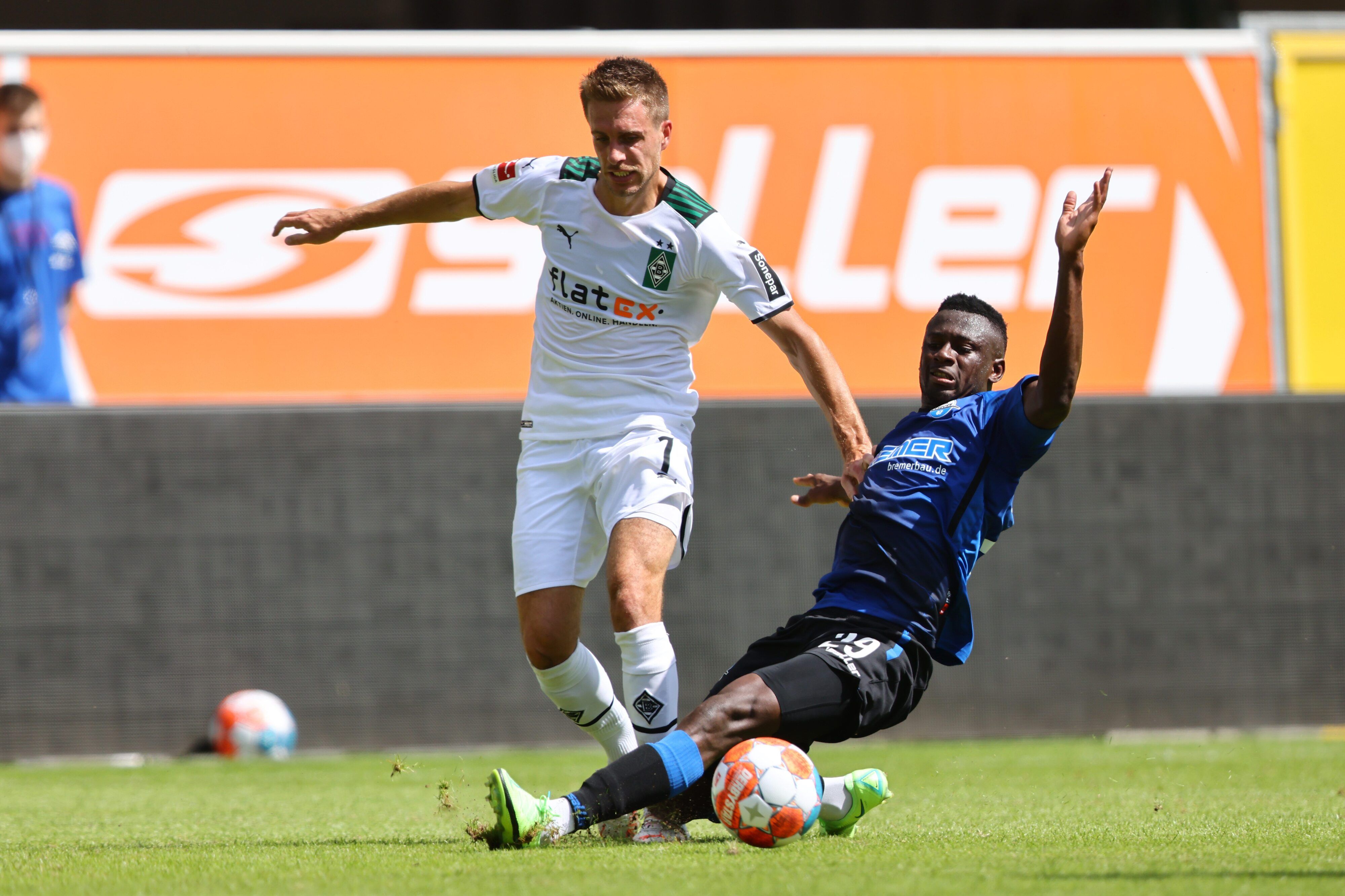 Gladachs Patrick Herrmann lieferte sich mit Jamilu Collins vom SC Paderborn hitzige Zweikämpfe im Testspiel am 17. Juli 2021 in der Benteler-Arena.