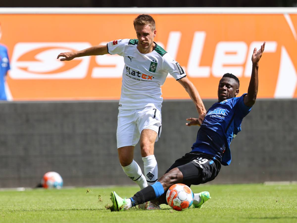 Gladachs Patrick Herrmann lieferte sich mit Jamilu Collins vom SC Paderborn hitzige Zweikämpfe im Testspiel am 17. Juli 2021 in der Benteler-Arena.
