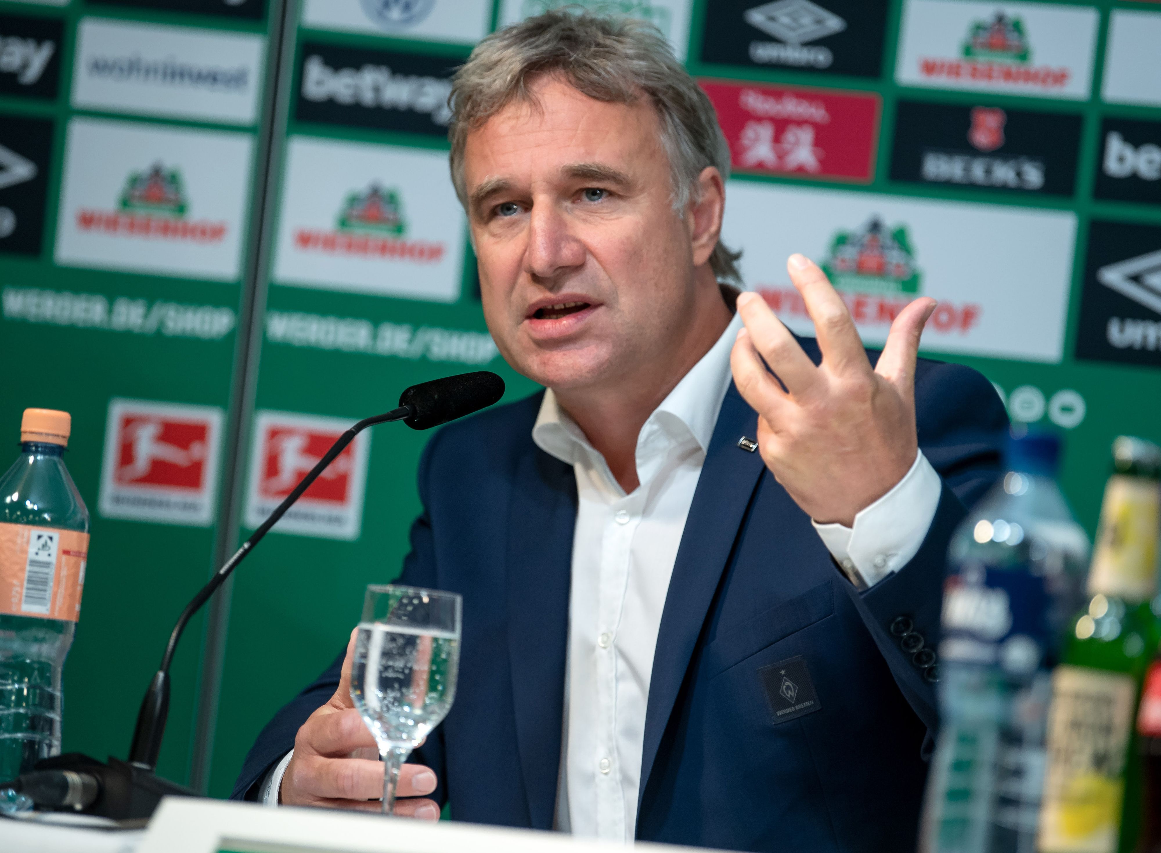 Marco Bode, hier am 10. Juli 2020 zu sehen, ist ehemaliger Aufsichtsrat-Chef von Bundesliga-Aufsteiger Werder Bremen. Bode macht eine Geste mit der Hand.