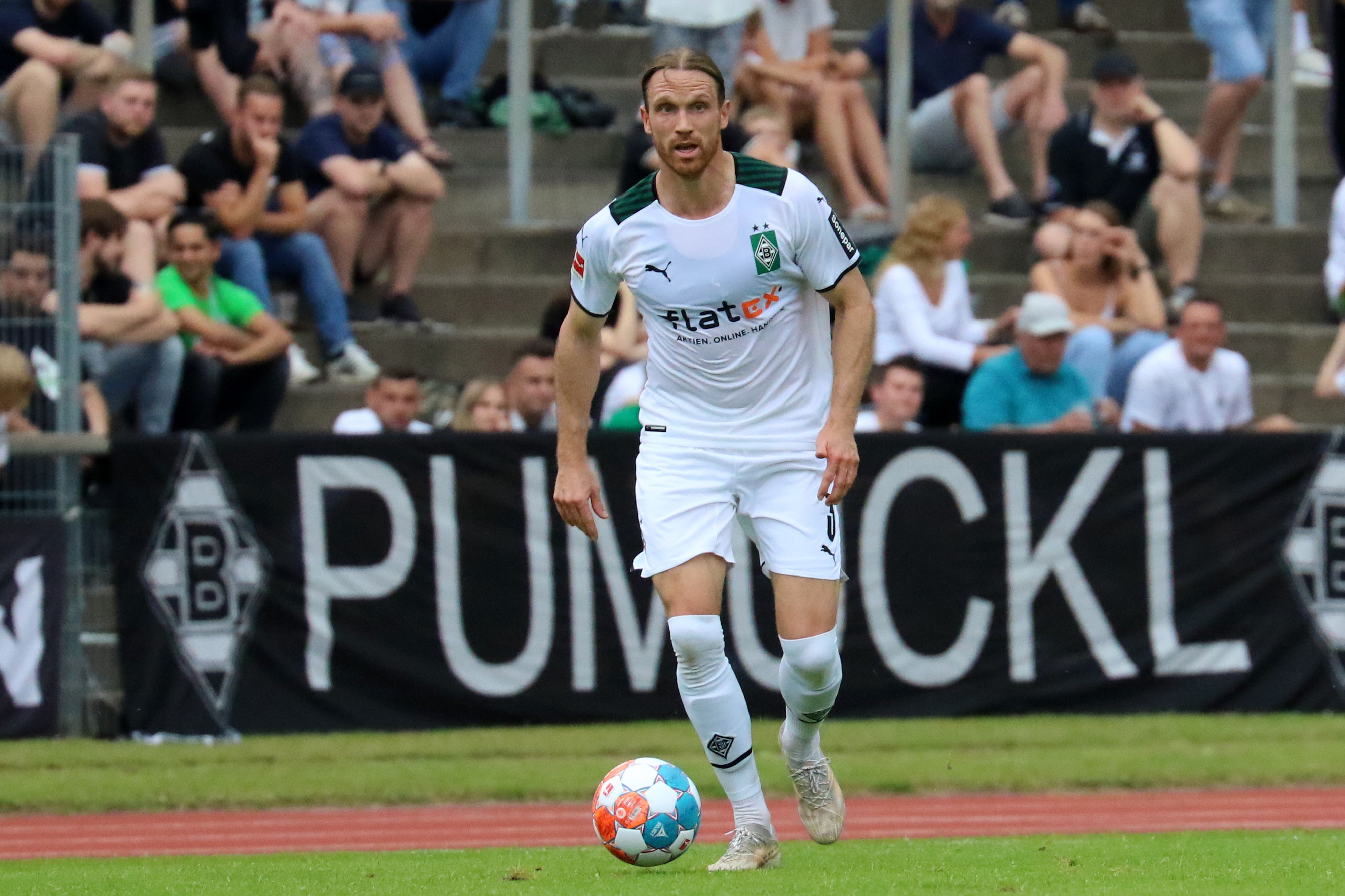 Gladbachs Michael Lang führt den Ball beim Testspiel gegen Viktoria Köln am 10. Juli 2021 im Grenzlandstadion