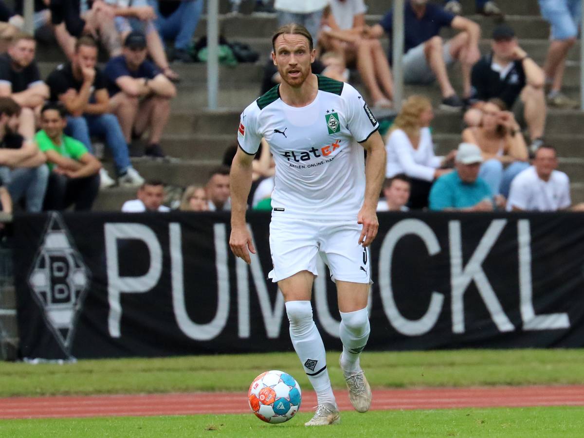 Gladbachs Michael Lang führt den Ball beim Testspiel gegen Viktoria Köln am 10. Juli 2021 im Grenzlandstadion