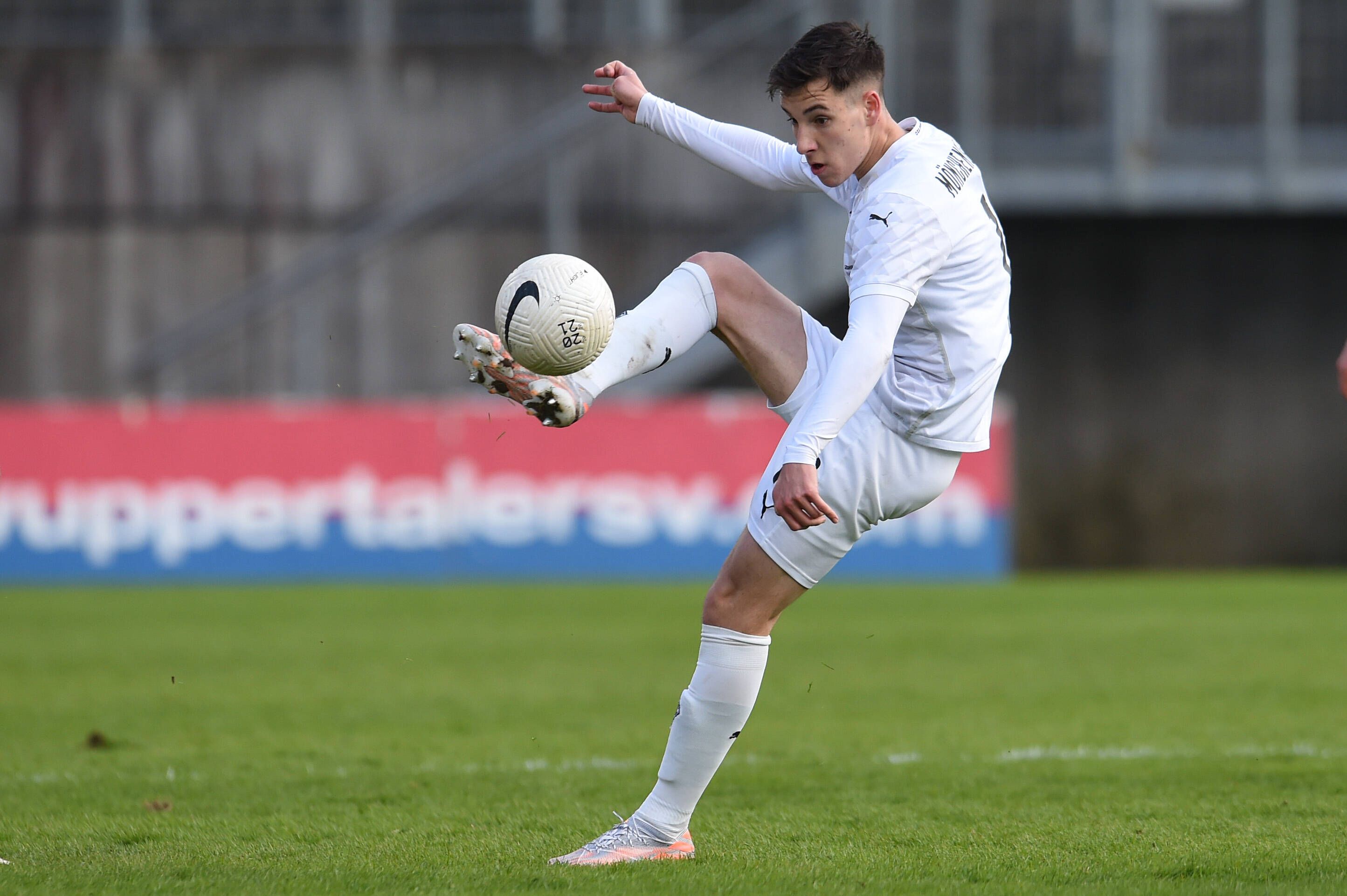14. April 2021: Conor Noß mit einer spektakulären Ballannahme im Match der Gladbacher U23 gegen den Wuppertaler SV.