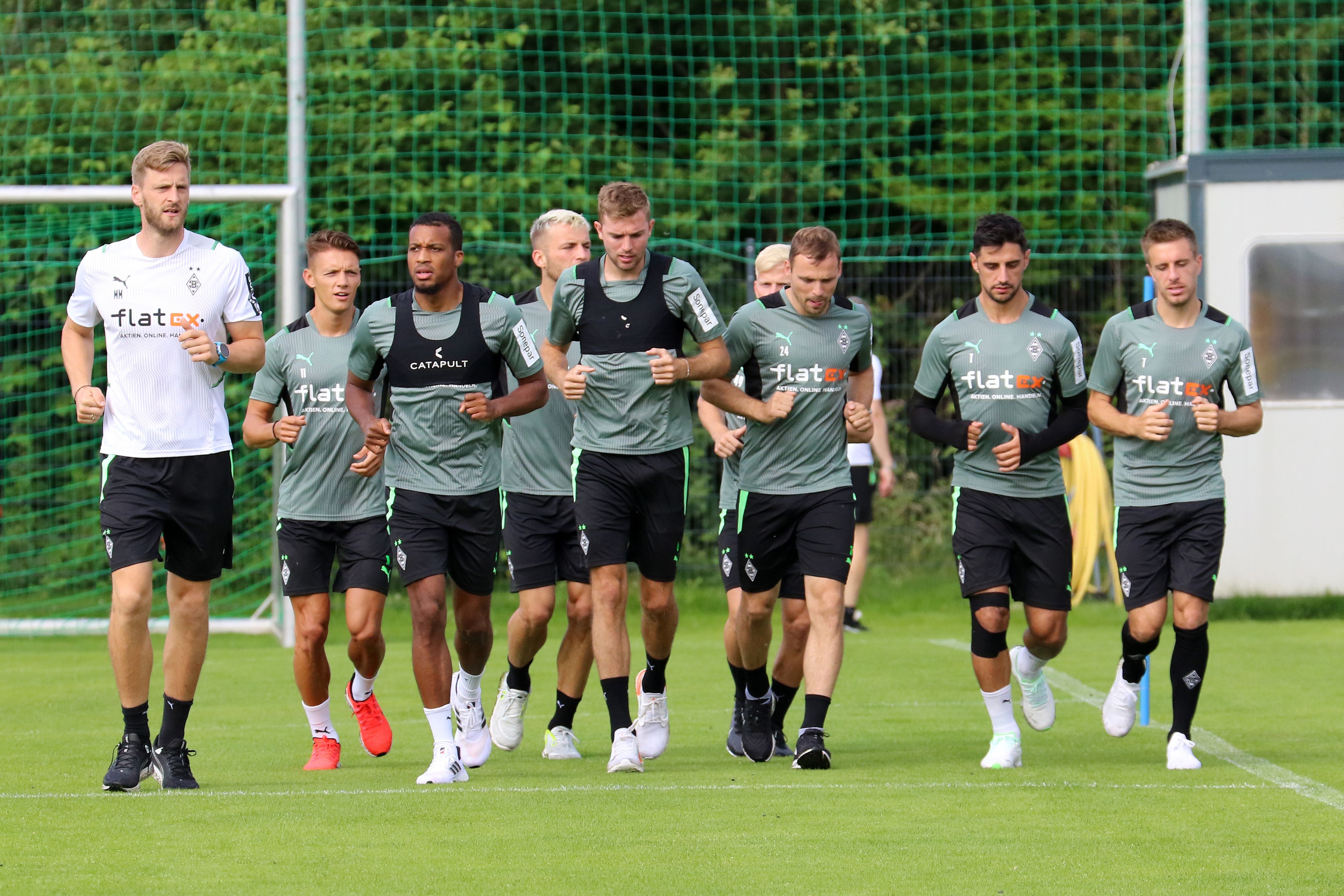 18.07.2021: Gladbachs Atheltik-Trainer, Hannes Wolf, Alassane Plea, Jordan Beyer, Christoph Kramer, Per Lockl, Tony Jantschke, Lars Stindl und Patrick Herrmann beim Auslaufen im Trainingslager in Harsewinkel-Marienfeld.