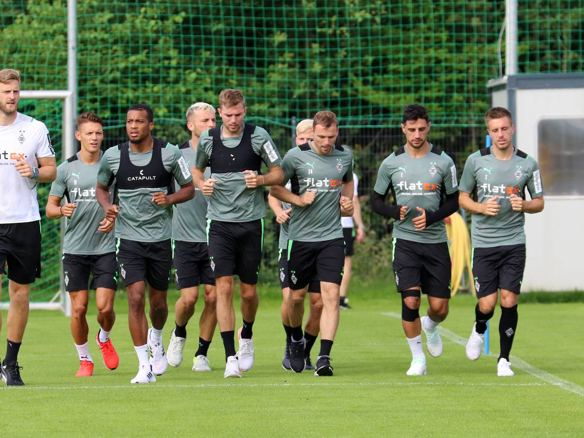 18.07.2021: Gladbachs Atheltik-Trainer, Hannes Wolf, Alassane Plea, Jordan Beyer, Christoph Kramer, Per Lockl, Tony Jantschke, Lars Stindl und Patrick Herrmann beim Auslaufen im Trainingslager in Harsewinkel-Marienfeld.