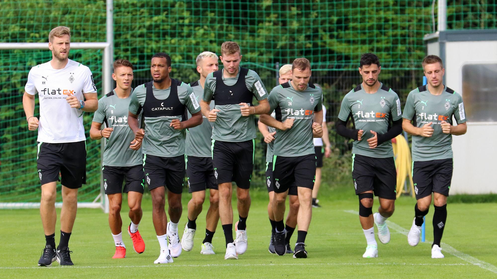 18.07.2021: Gladbachs Atheltik-Trainer, Hannes Wolf, Alassane Plea, Jordan Beyer, Christoph Kramer, Per Lockl, Tony Jantschke, Lars Stindl und Patrick Herrmann beim Auslaufen im Trainingslager in Harsewinkel-Marienfeld.