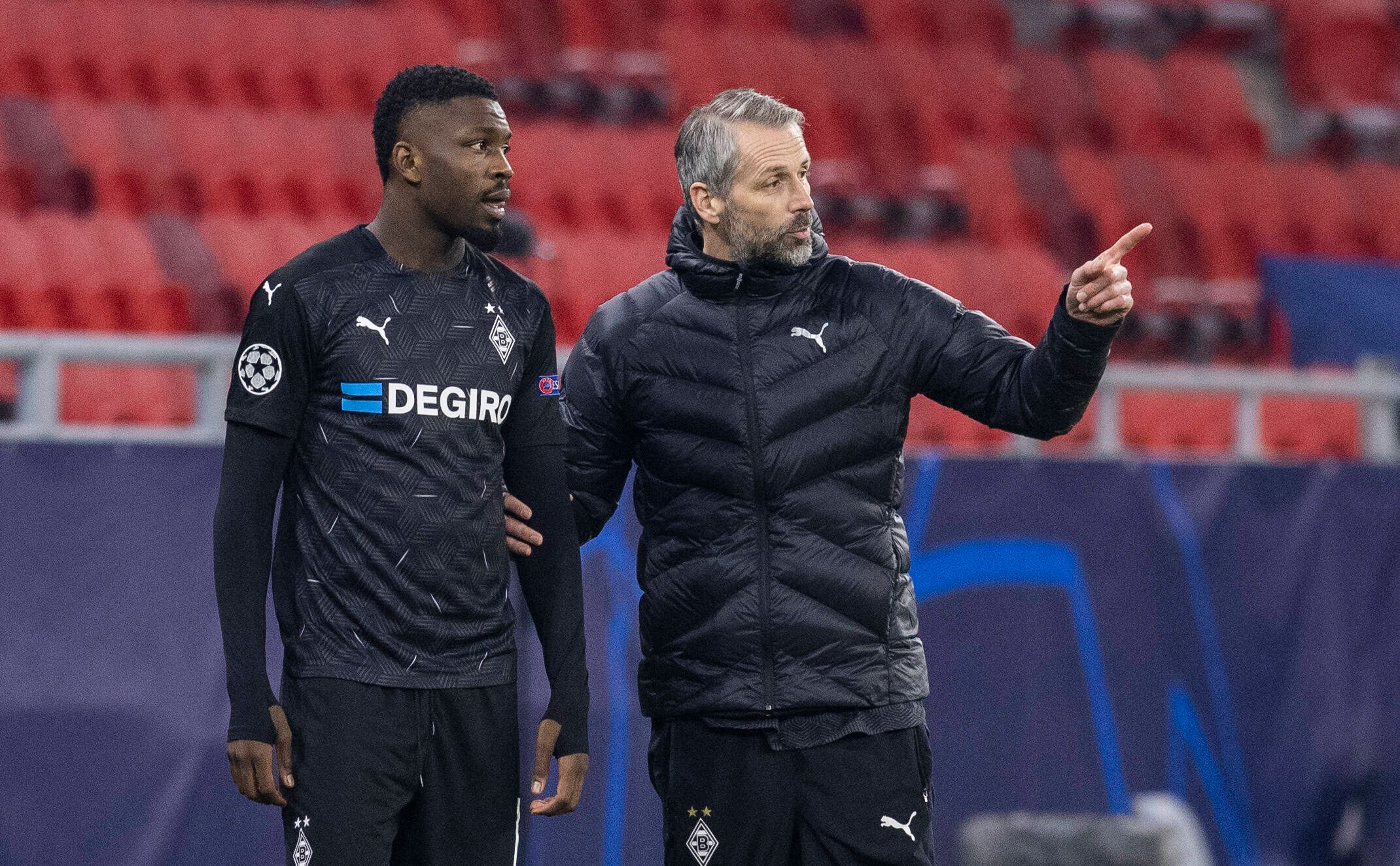 Ein Foto aus gemeinsamen Zeiten: Gladbach-Stürmer Marcus Thuram (l.) und Ex-Gladbach-Trainer Marco Rose beim Champions-League-Achtelfinale gegen Manchester City am 24. Februar 2021 in Budapest.