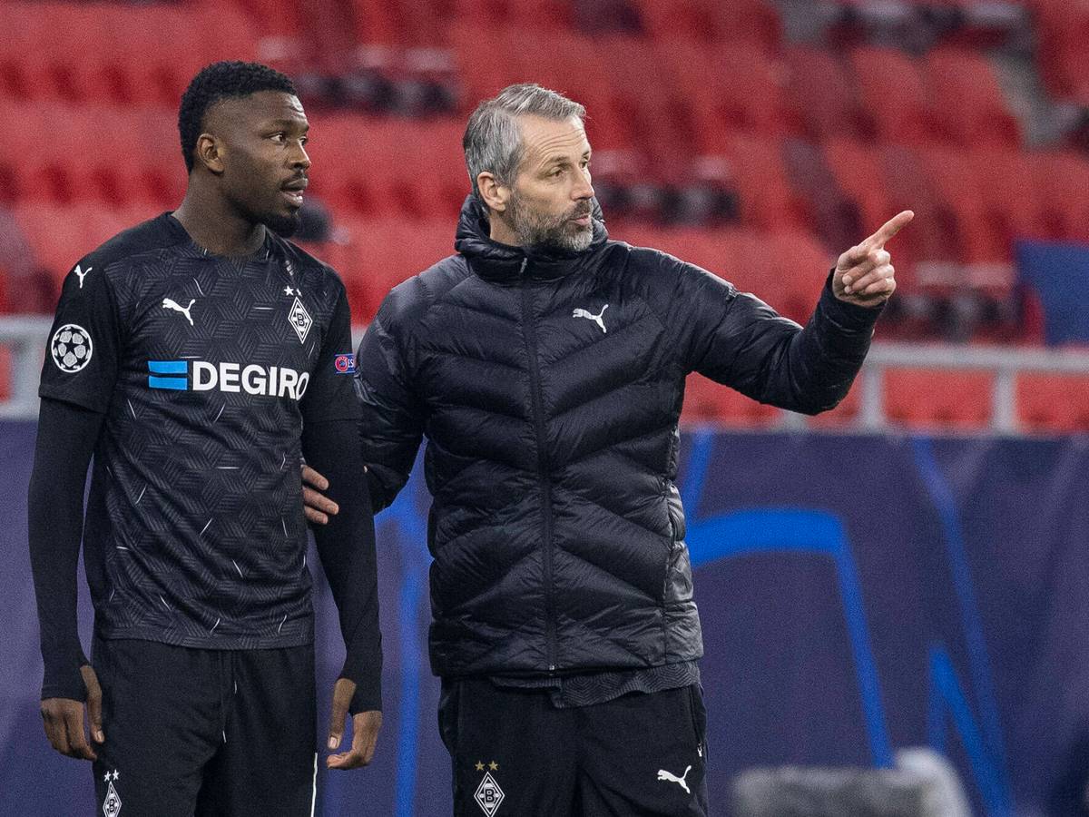 Ein Foto aus gemeinsamen Zeiten: Gladbach-Stürmer Marcus Thuram (l.) und Ex-Gladbach-Trainer Marco Rose beim Champions-League-Achtelfinale gegen Manchester City am 24. Februar 2021 in Budapest.