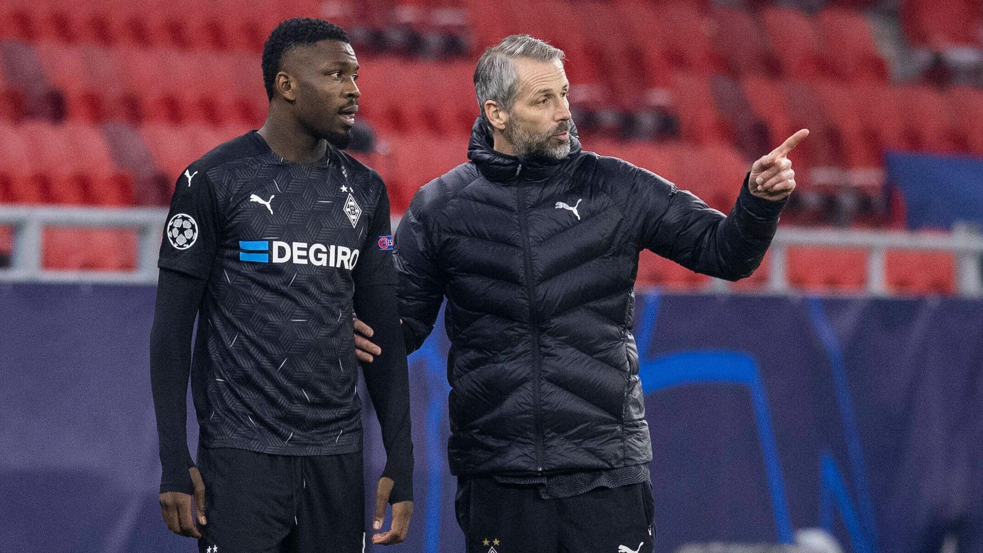 Ein Foto aus gemeinsamen Zeiten: Gladbach-Stürmer Marcus Thuram (l.) und Ex-Gladbach-Trainer Marco Rose beim Champions-League-Achtelfinale gegen Manchester City am 24. Februar 2021 in Budapest.