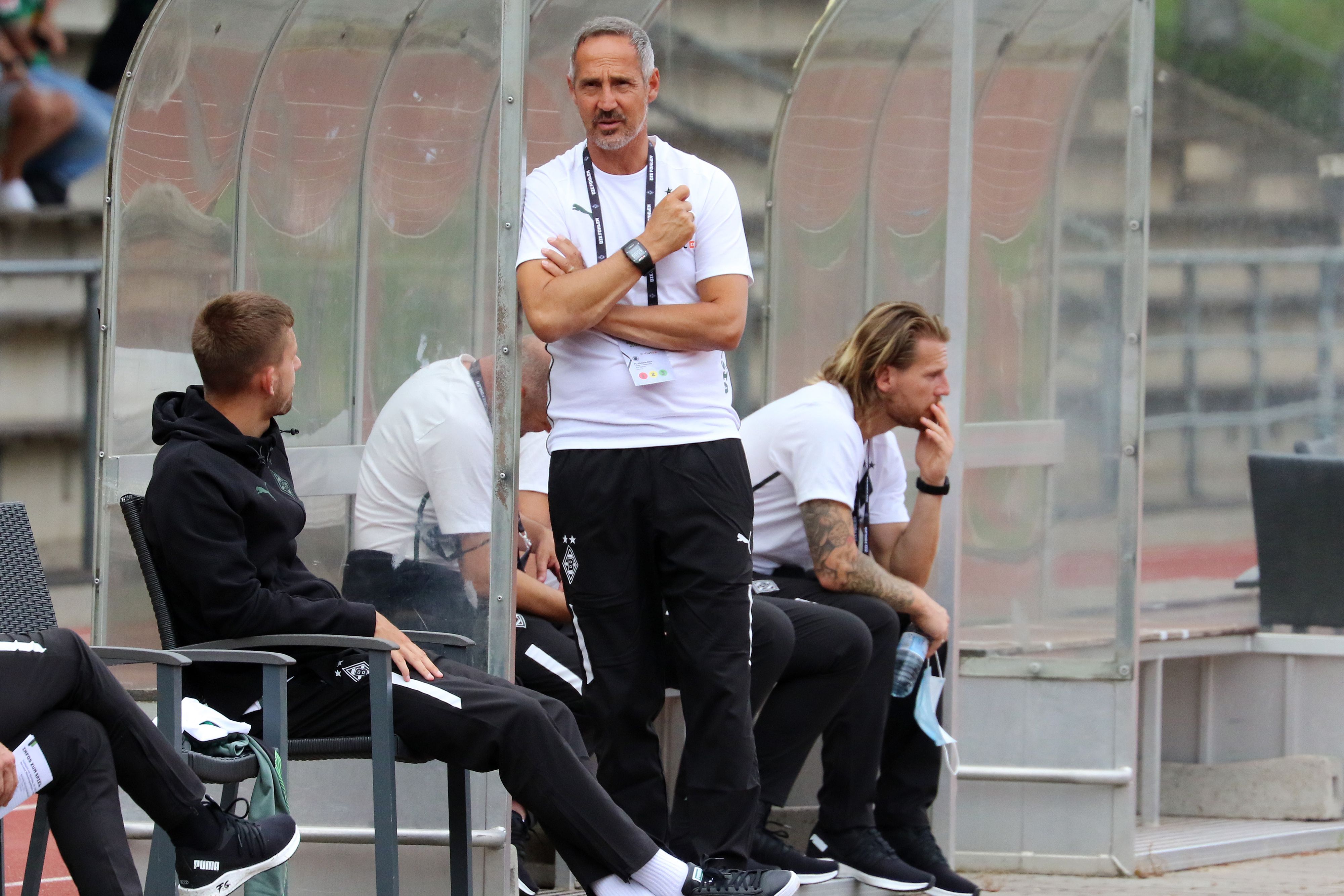 Gladbachs Trainer Adi Hütter, hier beim Testspiel gegen Viktoria Köln am 10. Juli 2021, schaut skeptisch auf den Platz.