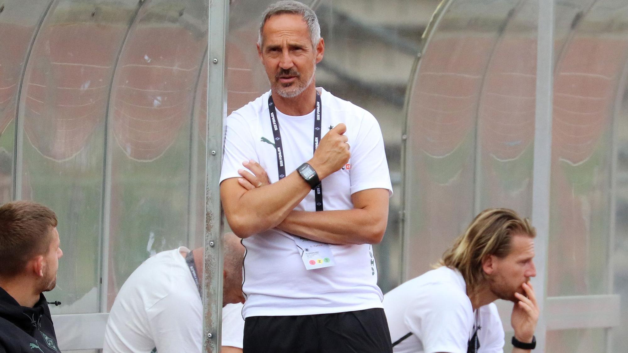 Gladbachs Trainer Adi Hütter, hier beim Testspiel gegen Viktoria Köln am 10. Juli 2021, schaut skeptisch auf den Platz.