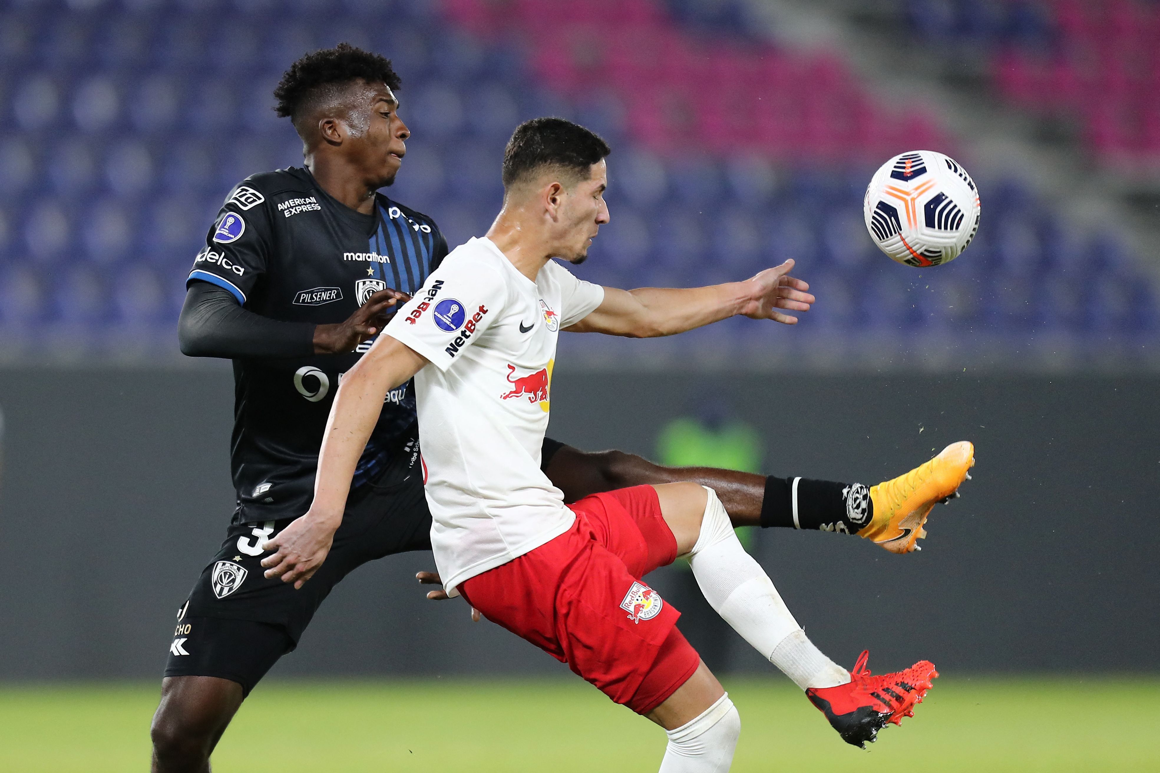 Verteidiger William Pacho (l.) von Independiente del Valle, einem Verein aus Ecuador. Auf diesem Foto ist der 18-Jährige am 14. Juli 2021 zu sehen. Er bedrängt seinen Gegenspieler und versucht, an den Ball zu kommen.