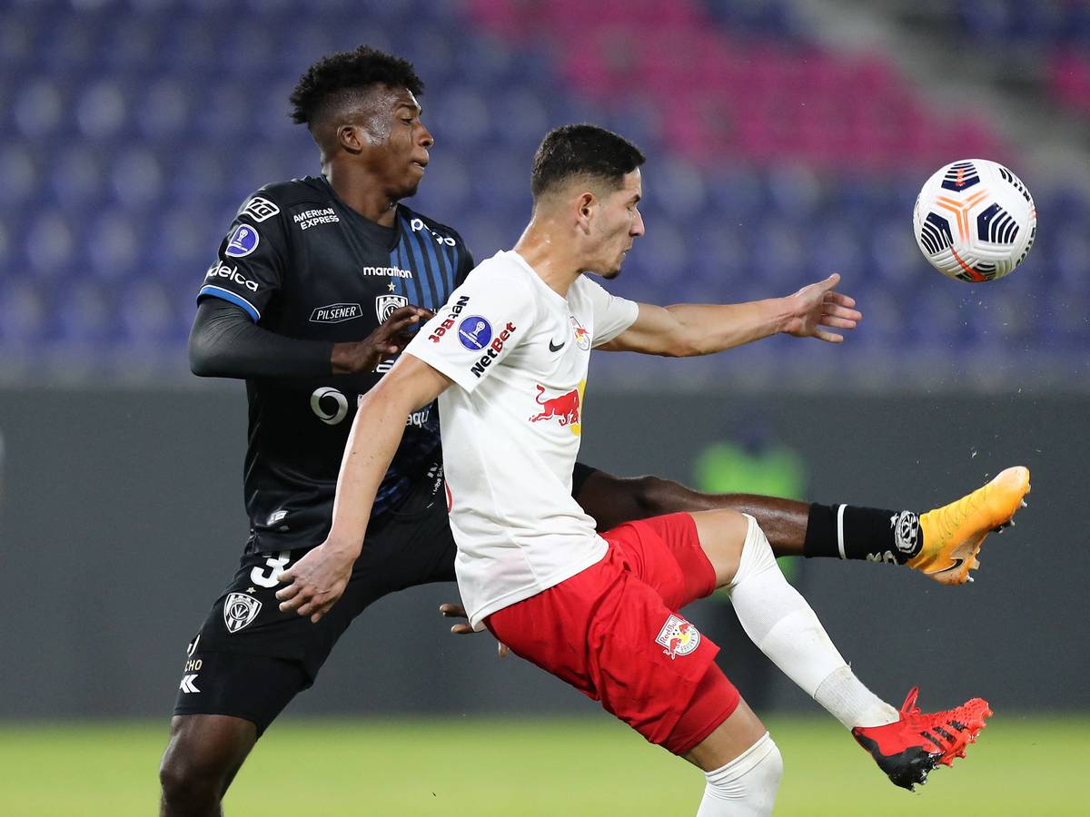Verteidiger William Pacho (l.) von Independiente del Valle, einem Verein aus Ecuador. Auf diesem Foto ist der 18-Jährige am 14. Juli 2021 zu sehen. Er bedrängt seinen Gegenspieler und versucht, an den Ball zu kommen.