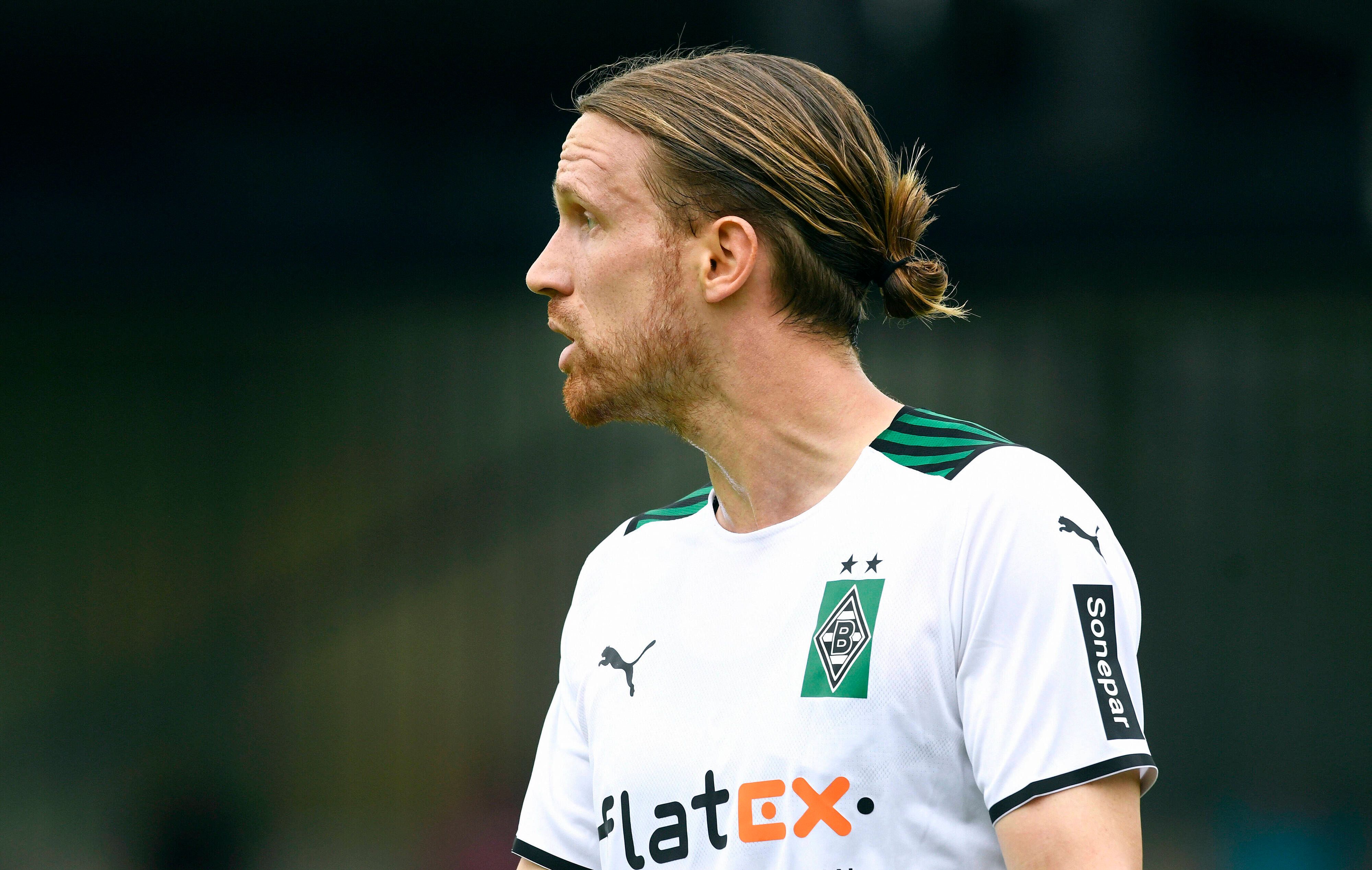 Michael Lang, hier beim Testspiel gegen Viktoria Köln am 10. Juli 2021, guckt zur Seite.