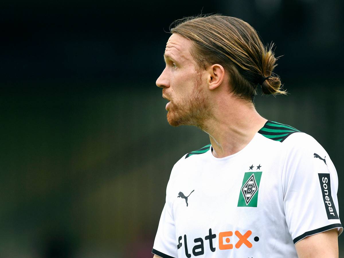 Michael Lang, hier beim Testspiel gegen Viktoria Köln am 10. Juli 2021, guckt zur Seite.