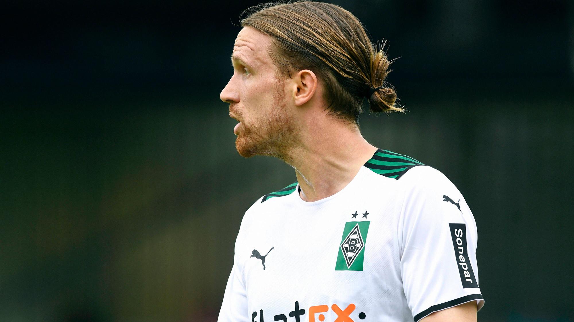 Michael Lang, hier beim Testspiel gegen Viktoria Köln am 10. Juli 2021, guckt zur Seite.