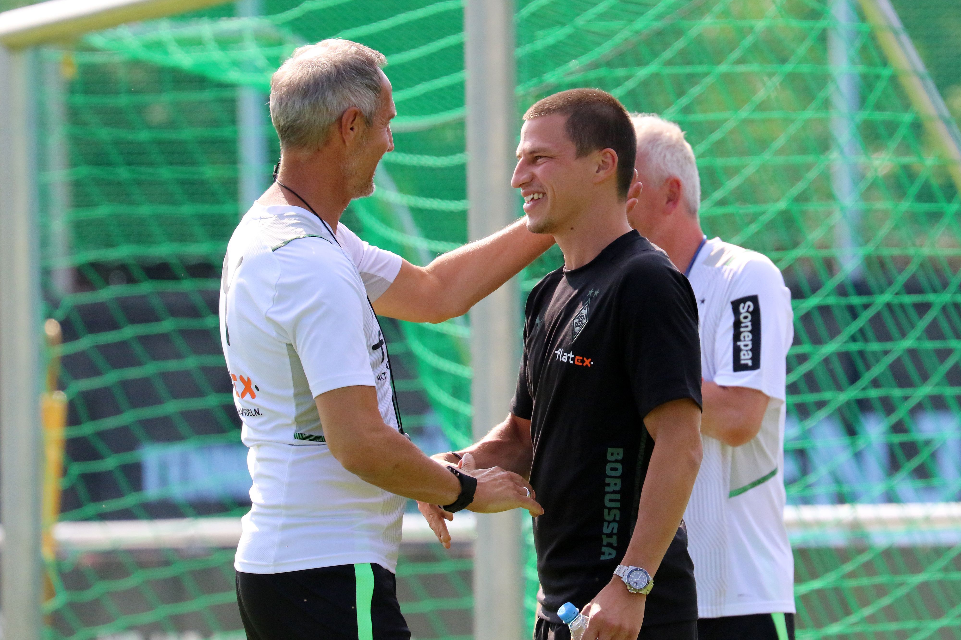 Gladbach-Trainer Adi Hütter (l.) begrüßt Rechtsverteidiger Stefan Lainer (r.) am 20. Juli 2021 im Trainingslager an der Klosterpforte.