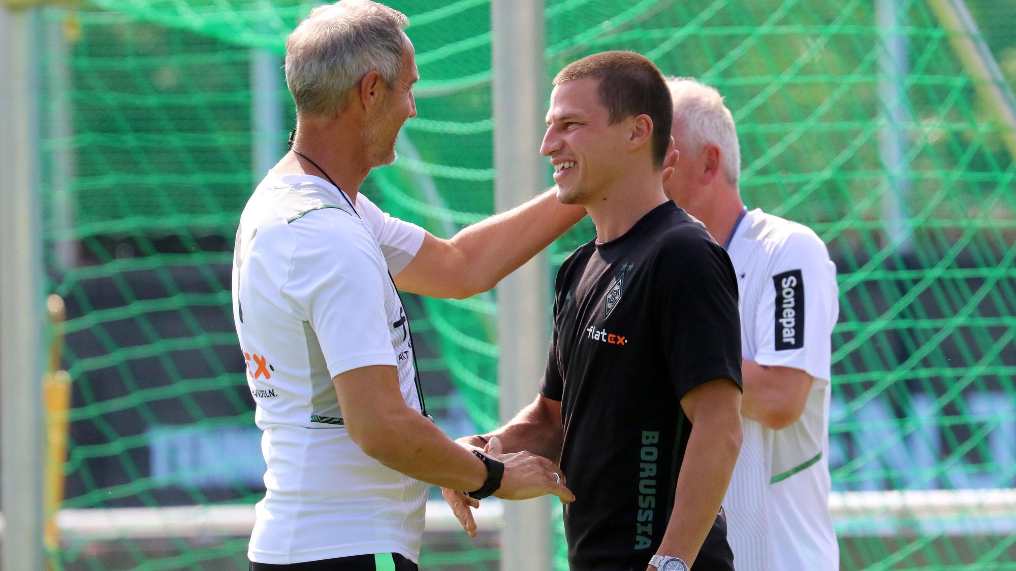 Gladbach-Trainer Adi Hütter (l.) begrüßt Rechtsverteidiger Stefan Lainer (r.) am 20. Juli 2021 im Trainingslager an der Klosterpforte.