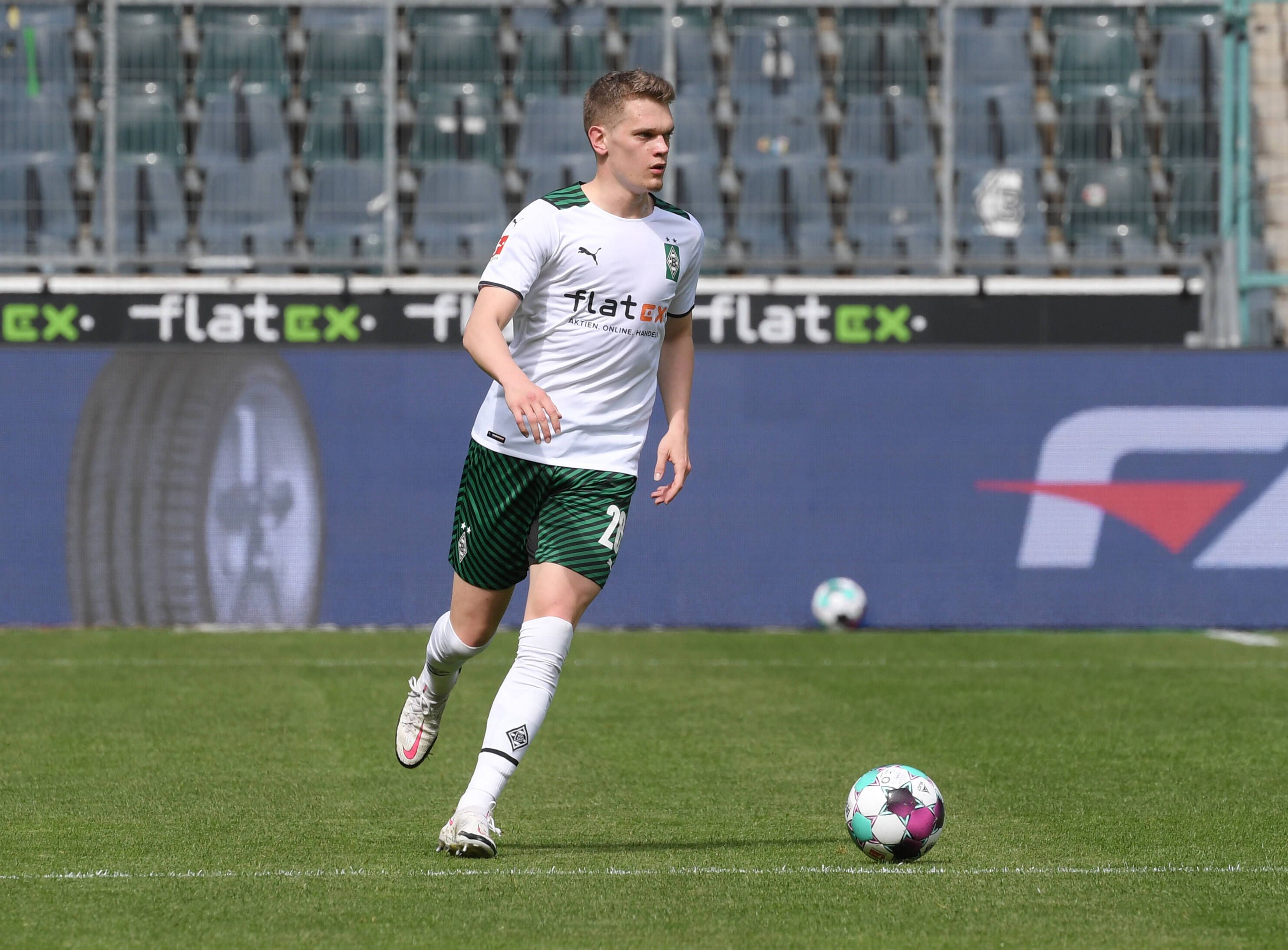 Matthias Ginter läuft im Gladbach-Trikot über den Platz.