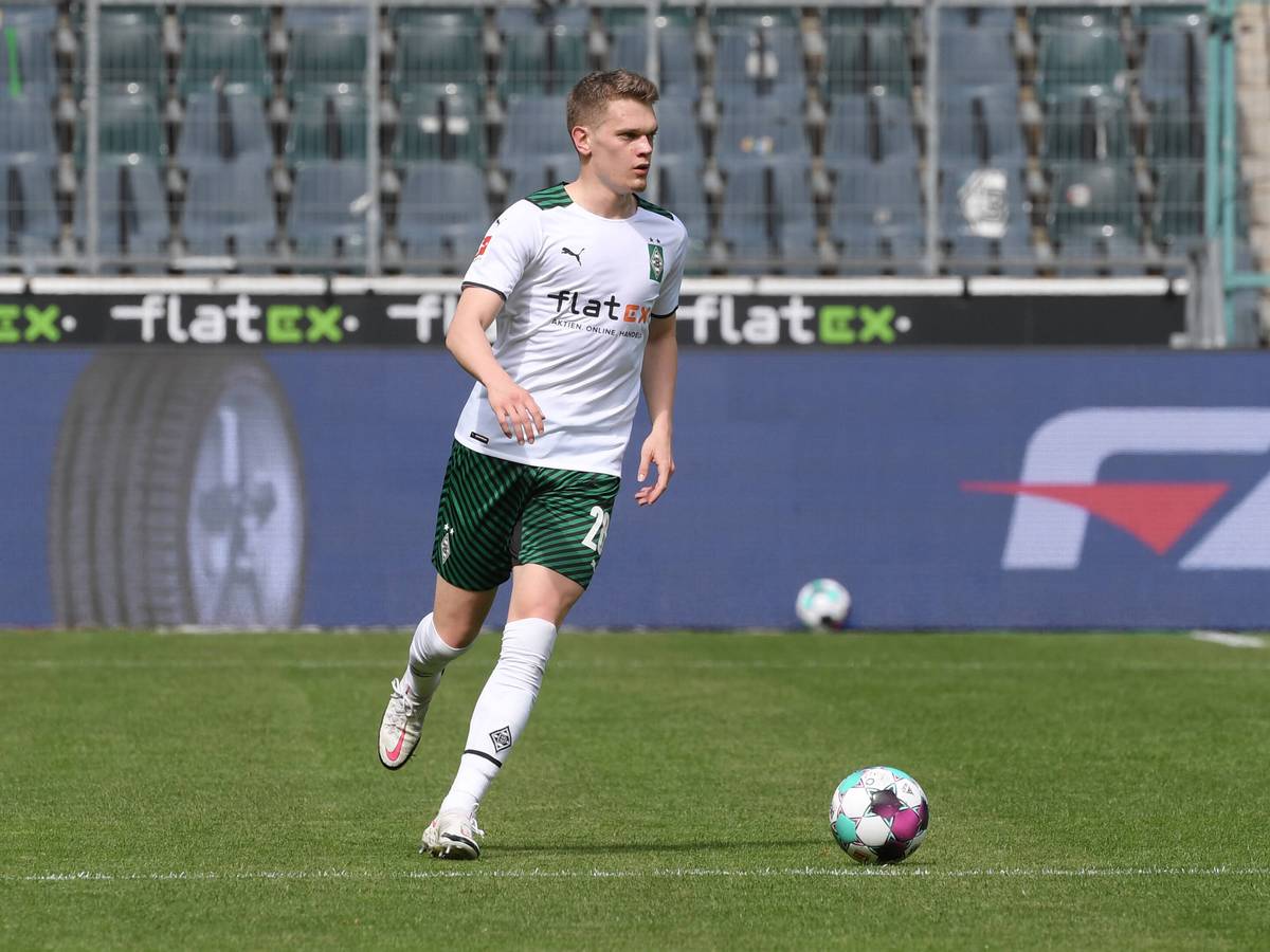 Matthias Ginter läuft im Gladbach-Trikot über den Platz.