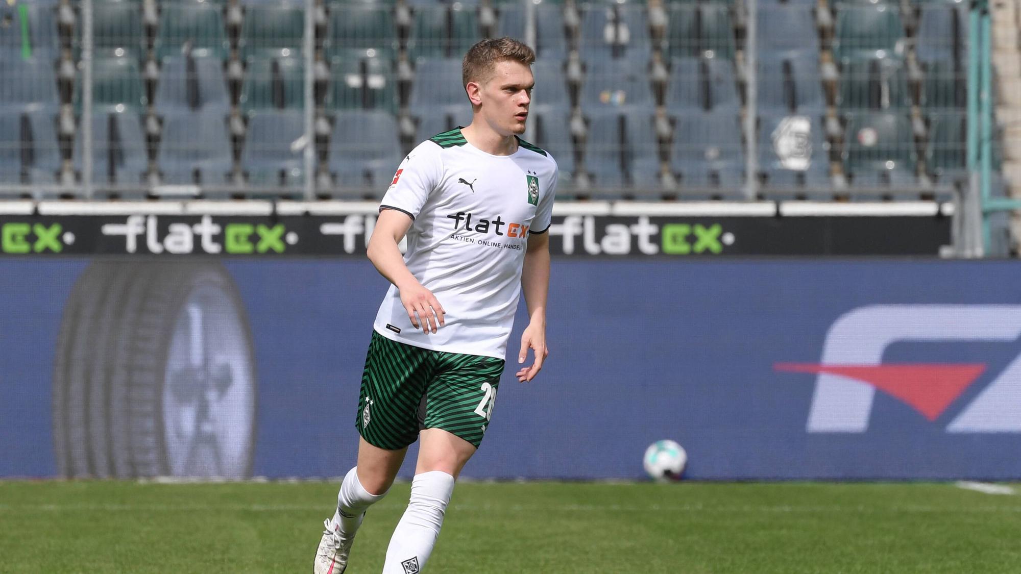 Matthias Ginter läuft im Gladbach-Trikot über den Platz.